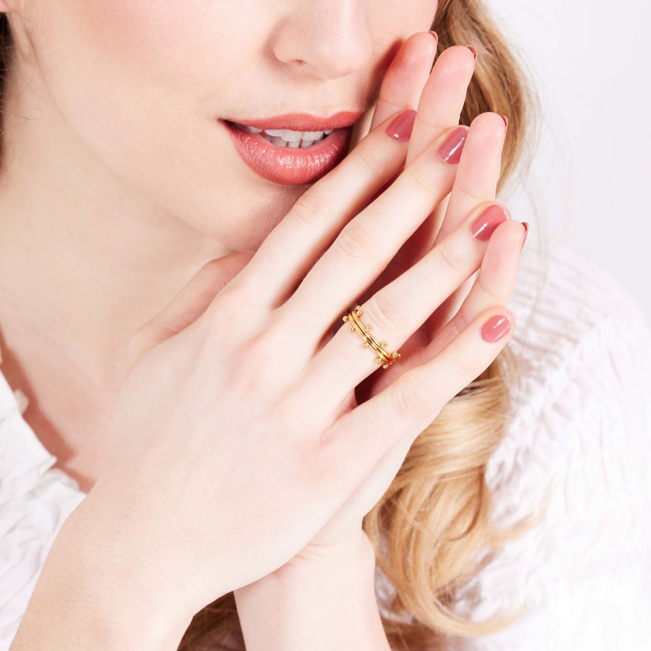 Gerecycled stainless steel goldplated ring met bolletjes