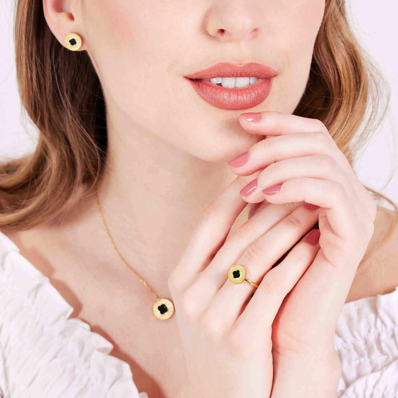 Gerecycleerd stainless steel goldplated ring met zwarte emaille