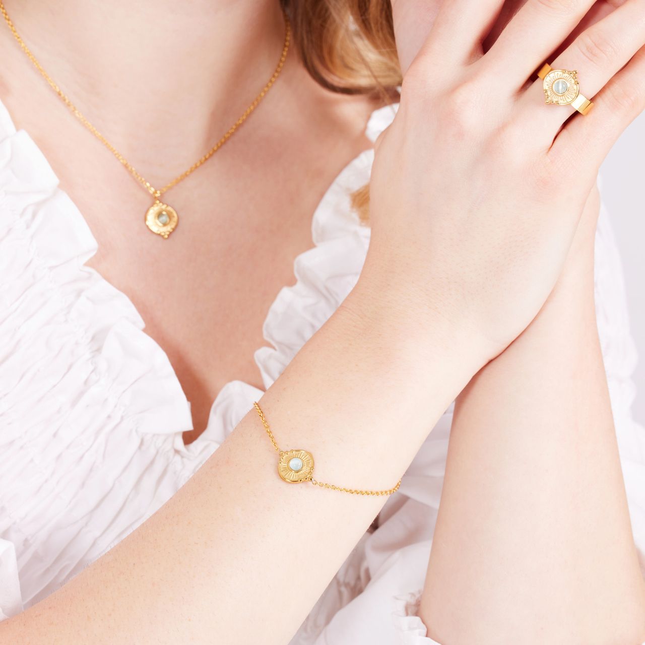 Stalen goldplated armband met ronde cats eye