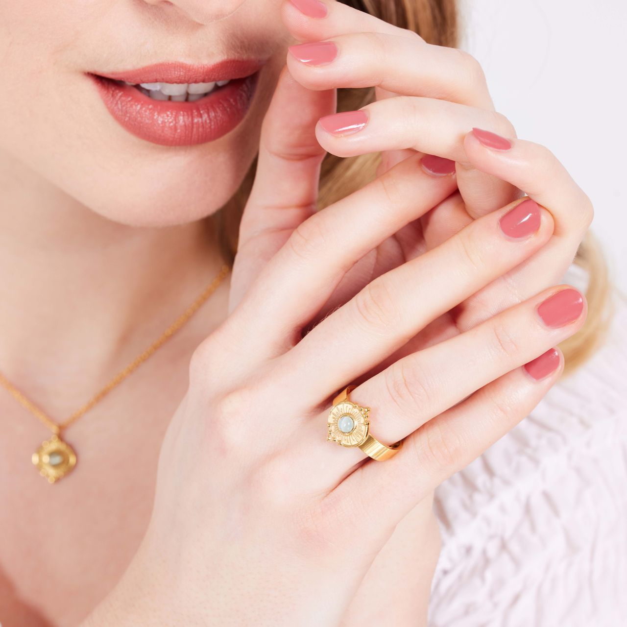 Stainless steel goldplated ring met ronde cats eye