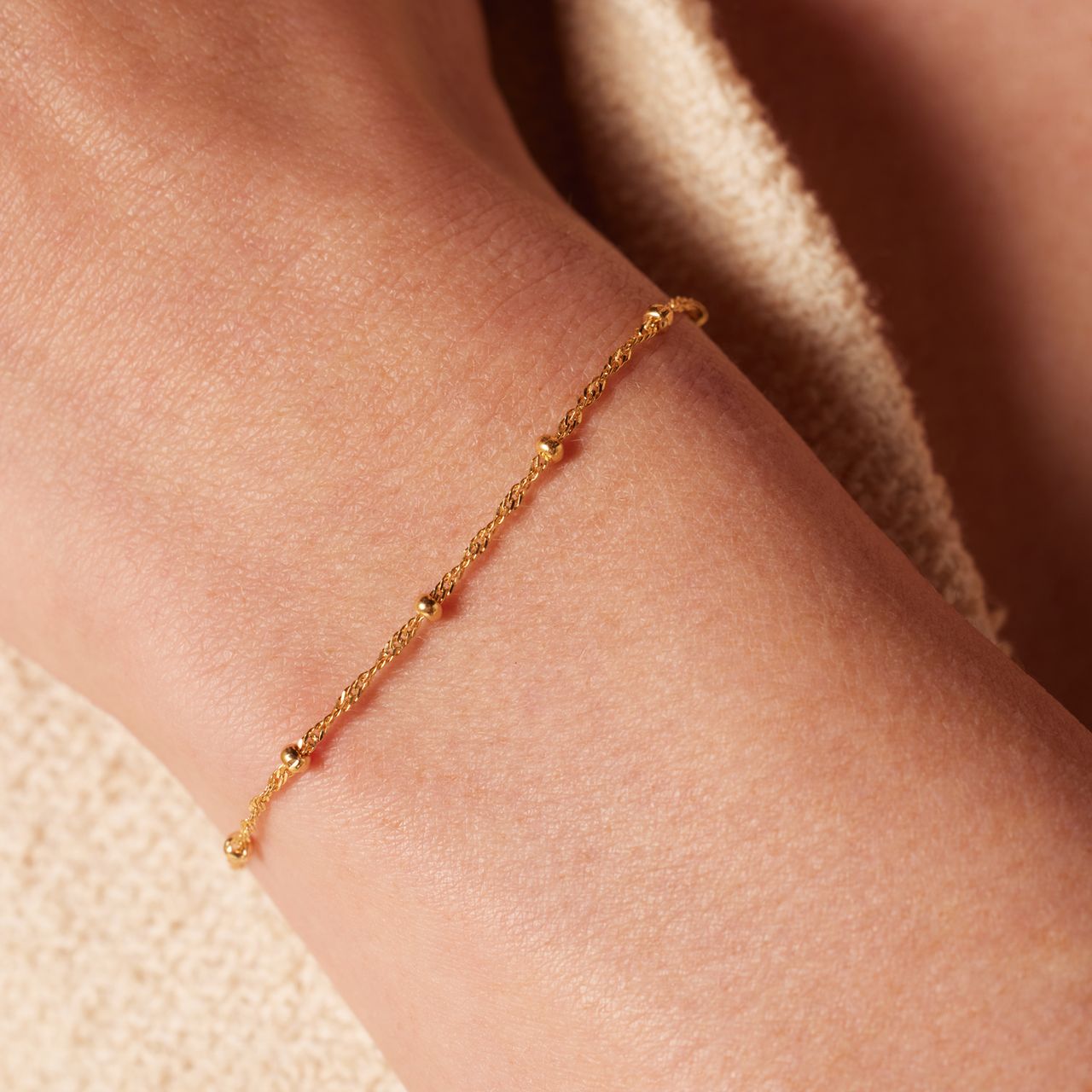 Gerecycleerd zilveren golplated armband bolletjes