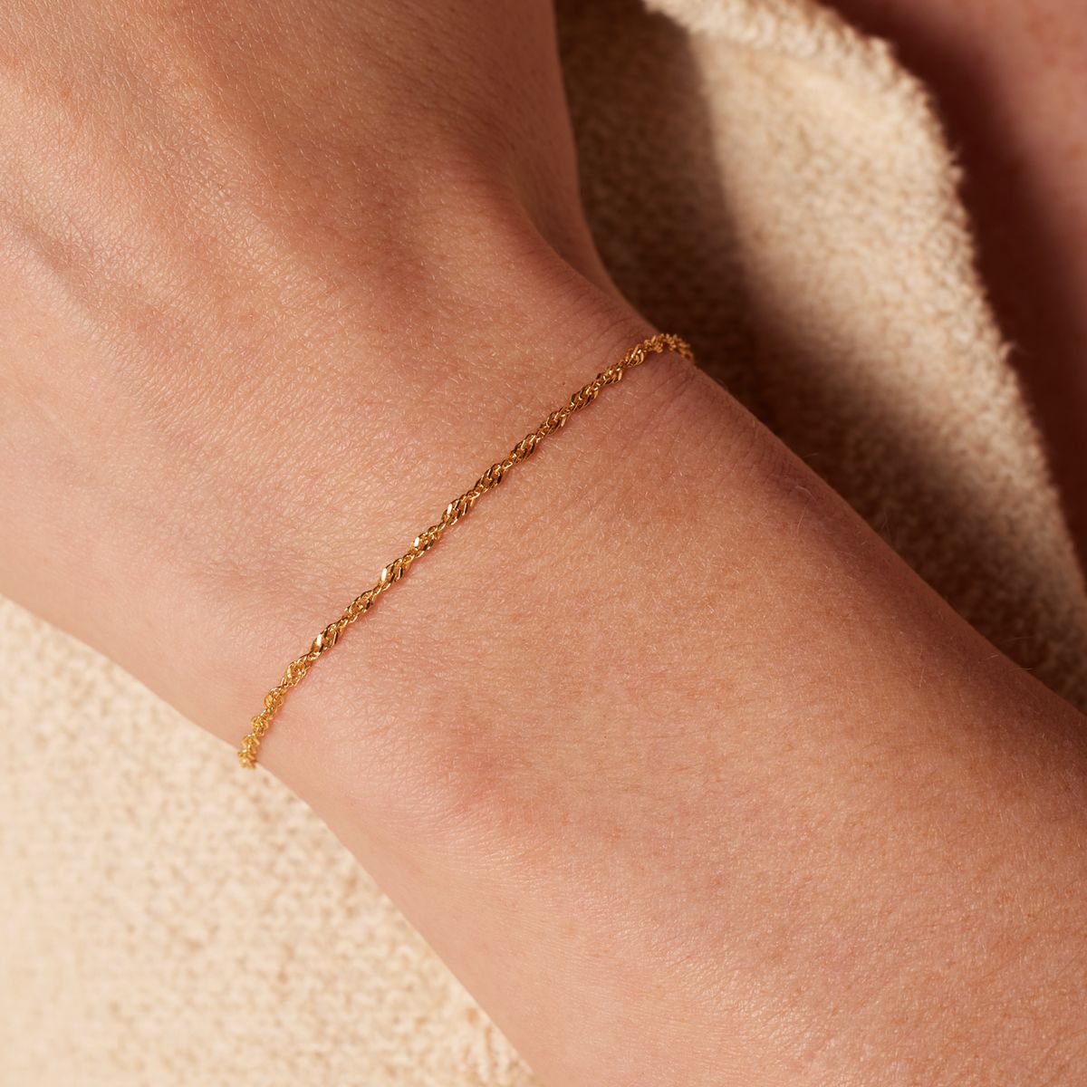 Gerecycleerd zilveren goldplated armband gedraaid