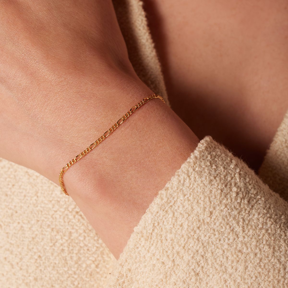 Gerecycleerd zilveren goldplated armband met figaroschakel