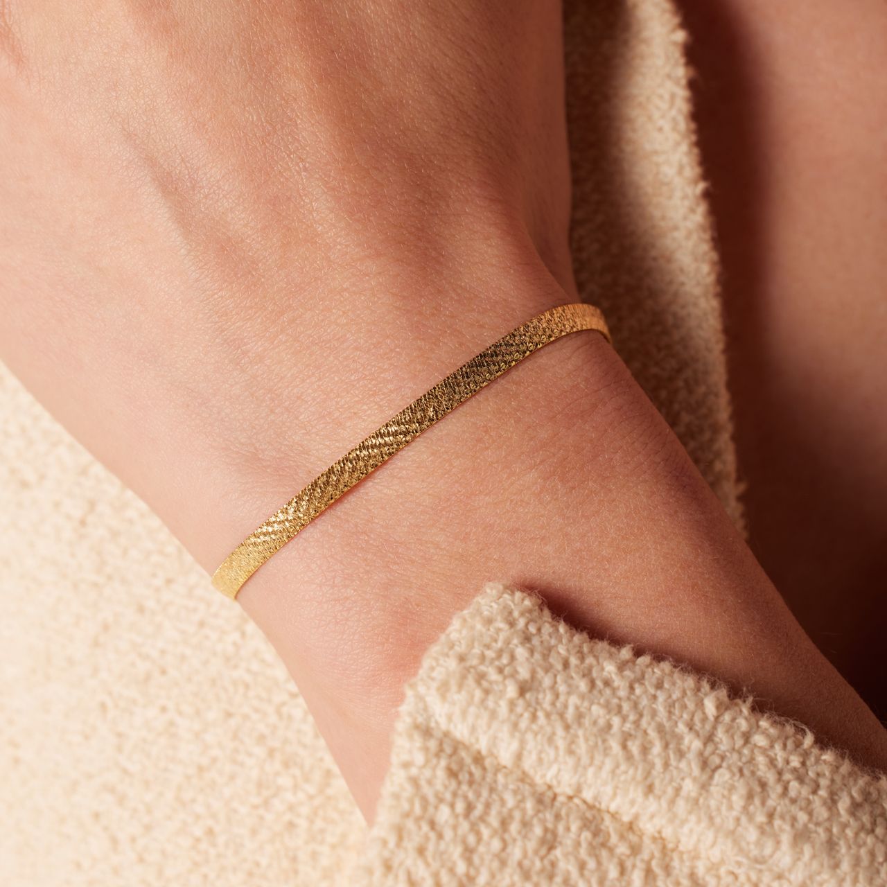 Gerecycled zilveren goldplated platte armband bewerkt
