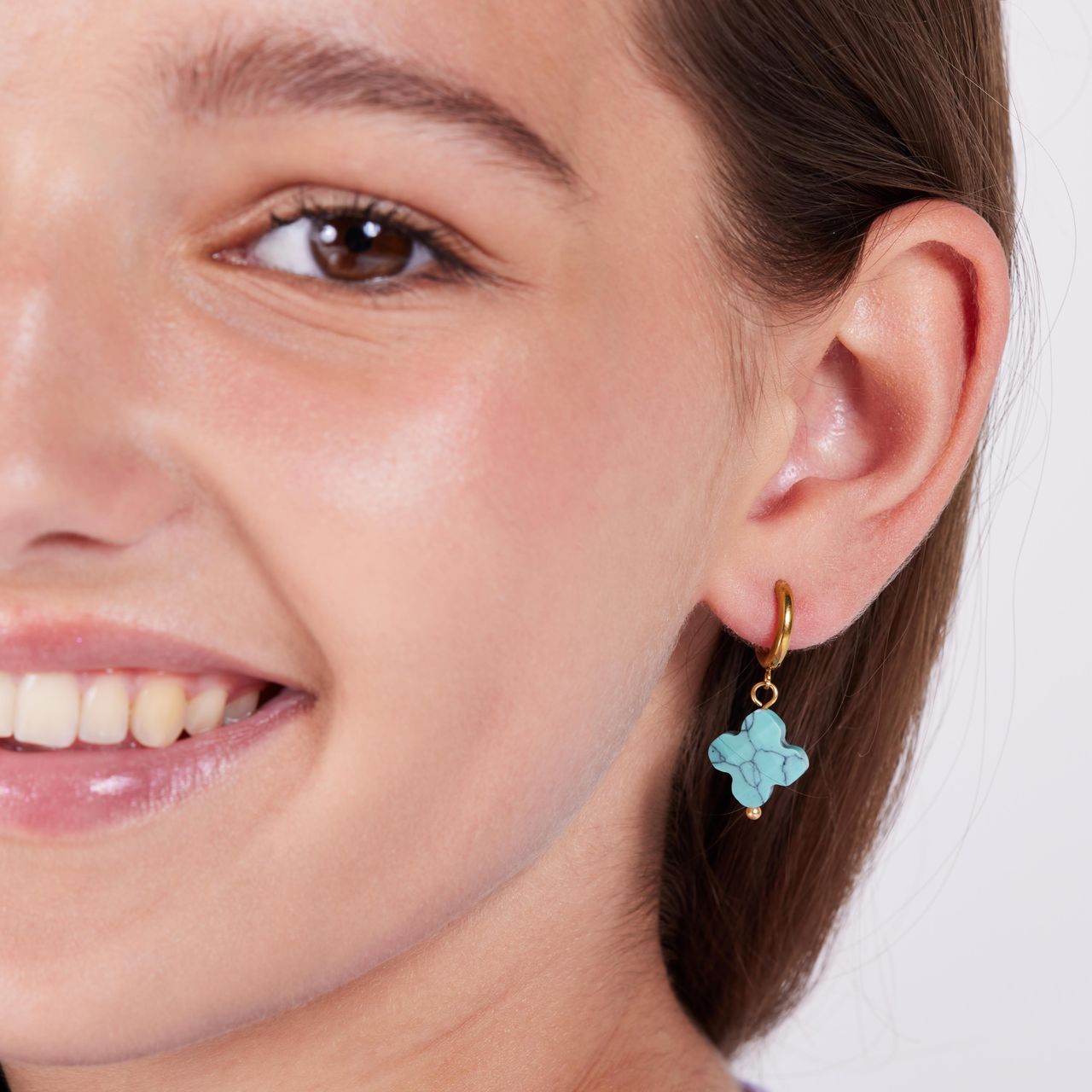 Stalen goldplated oorringen met hanger bloem met turquoise voor dames
