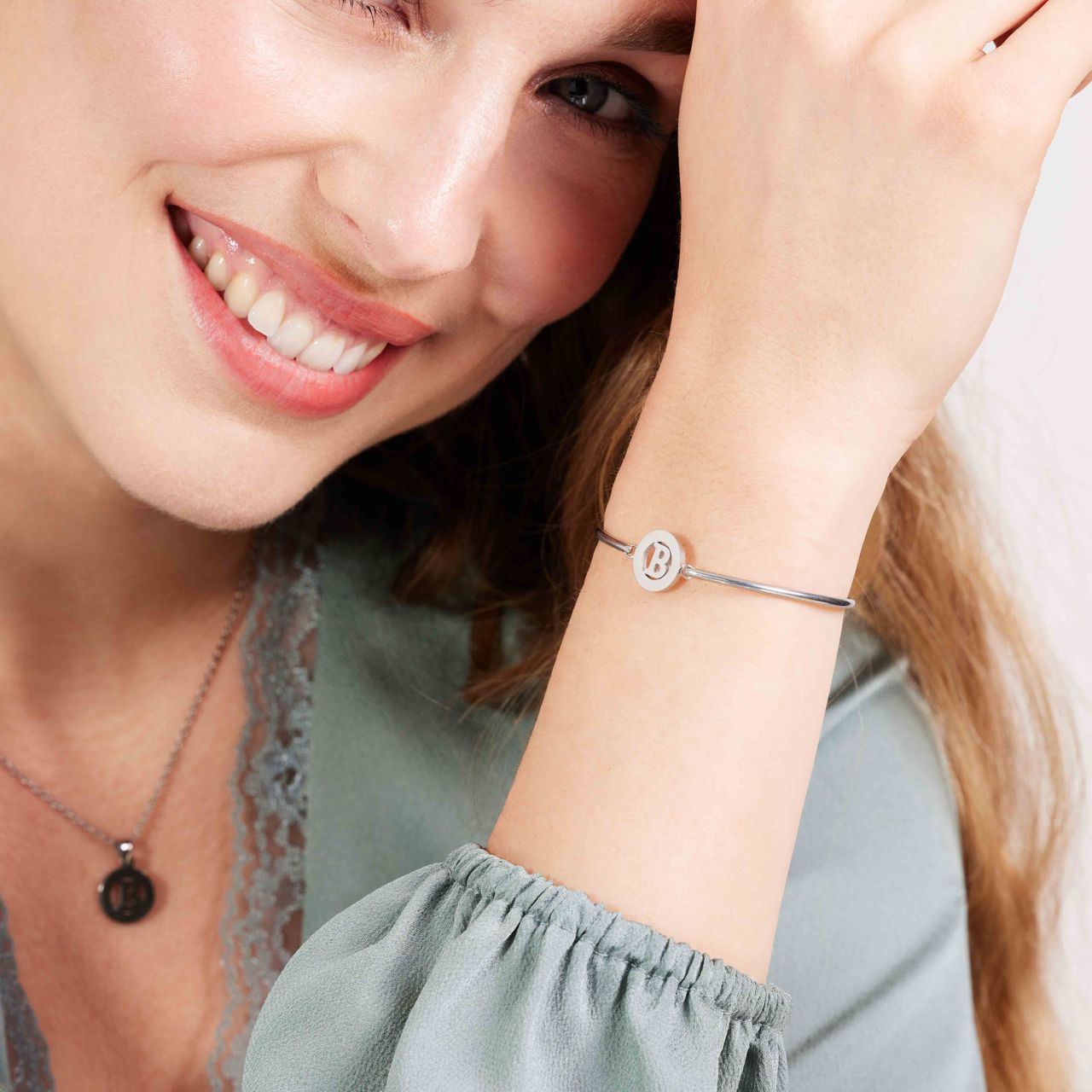 Stainless steel armband met letter - B