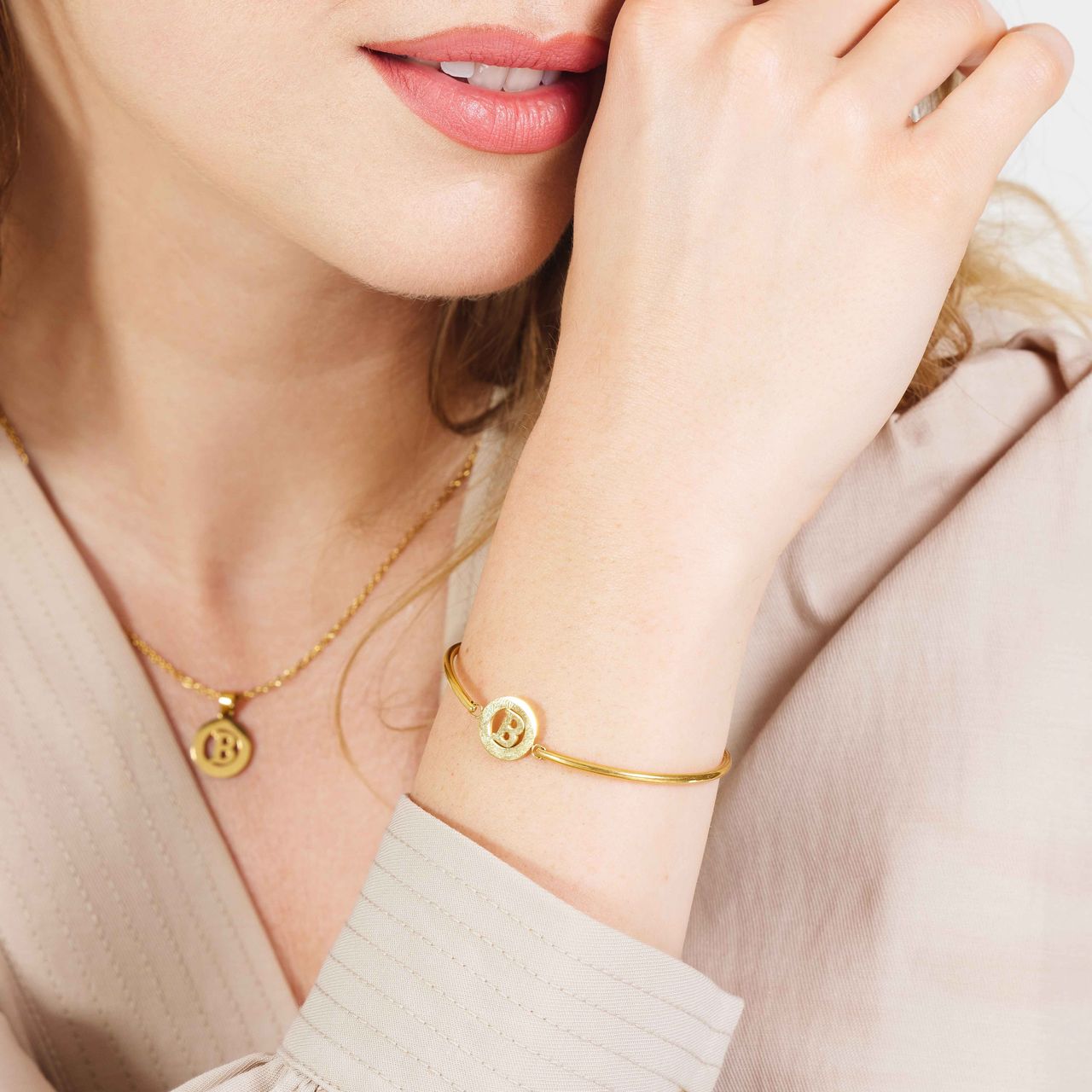 Stalen goldplated fantasiearmband met letterhanger B voor dames