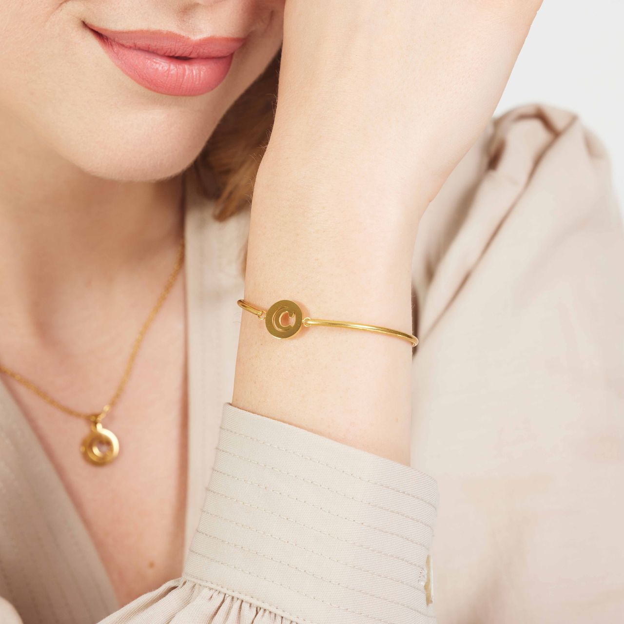 Stalen goldplated fantasiearmband met letterhanger C voor dames