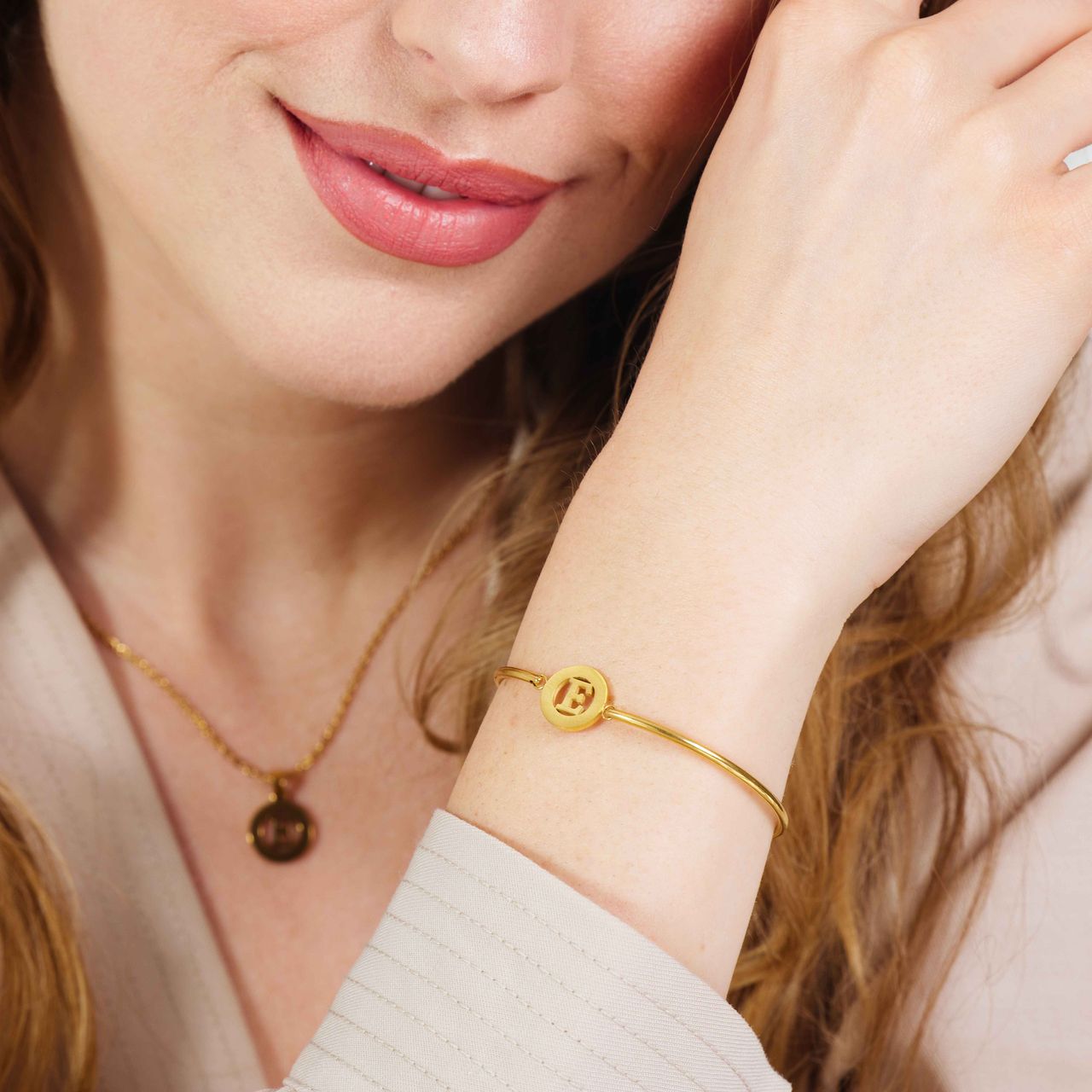 Stainless steel goldplated fantasiearmband met letterhanger E voor dames