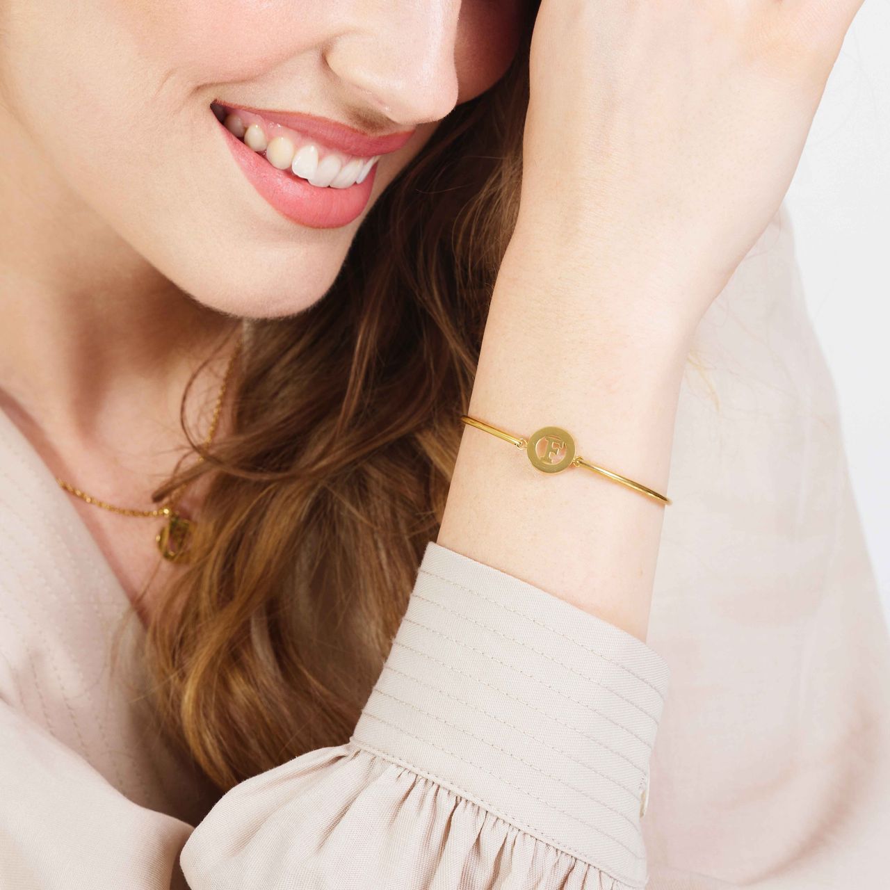 Stainless steel goldplated fantasiearmband met letterhanger F voor dames