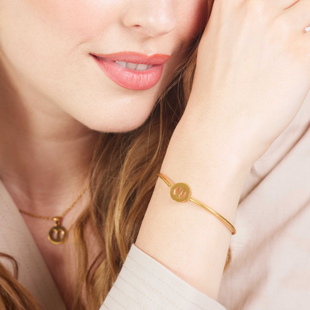 Stalen goldplated fantasiearmband met letterhanger I voor dames