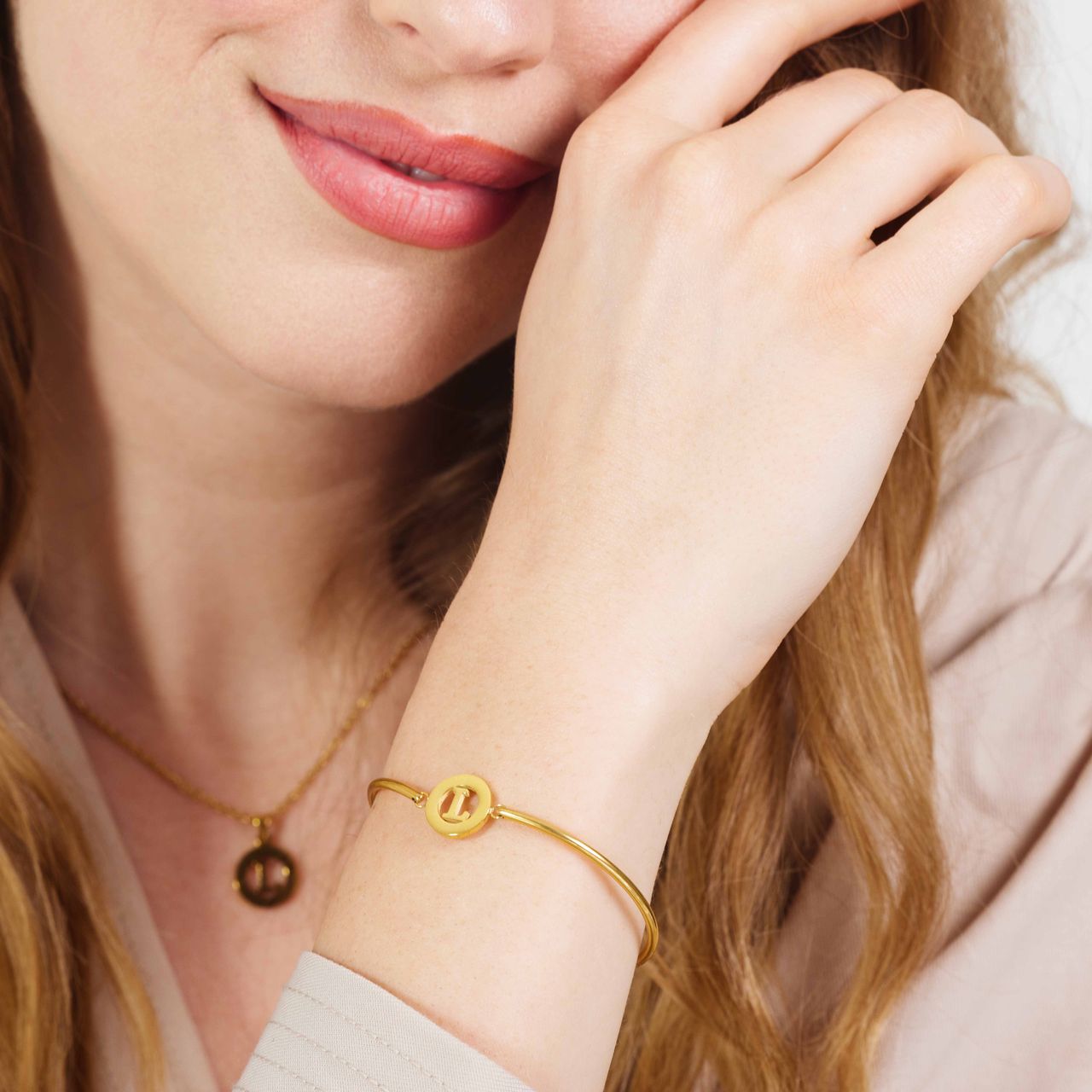 Stalen goldplated fantasiearmband met letterhanger L voor dames