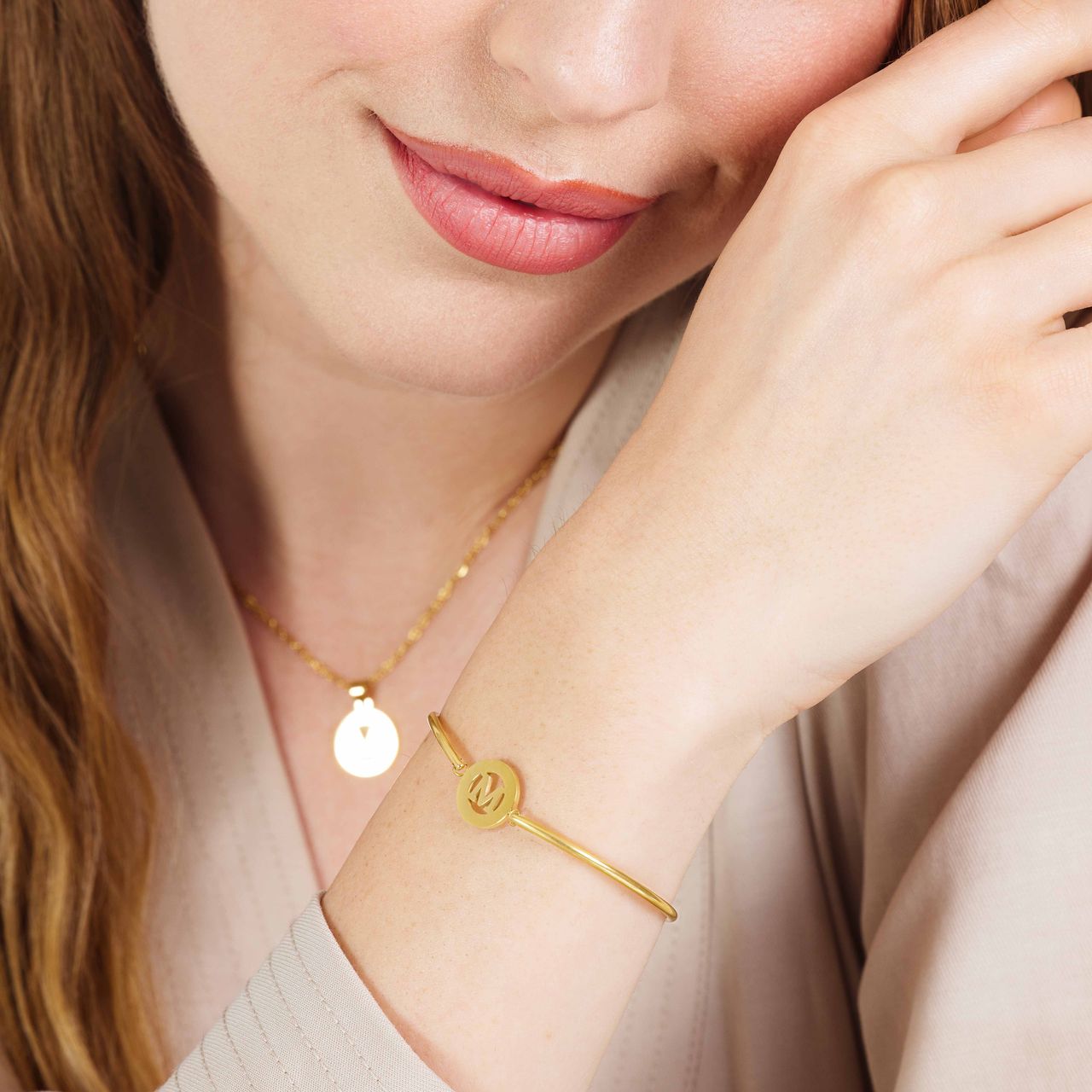 Stalen goldplated fantasiearmband met letterhanger M voor dames