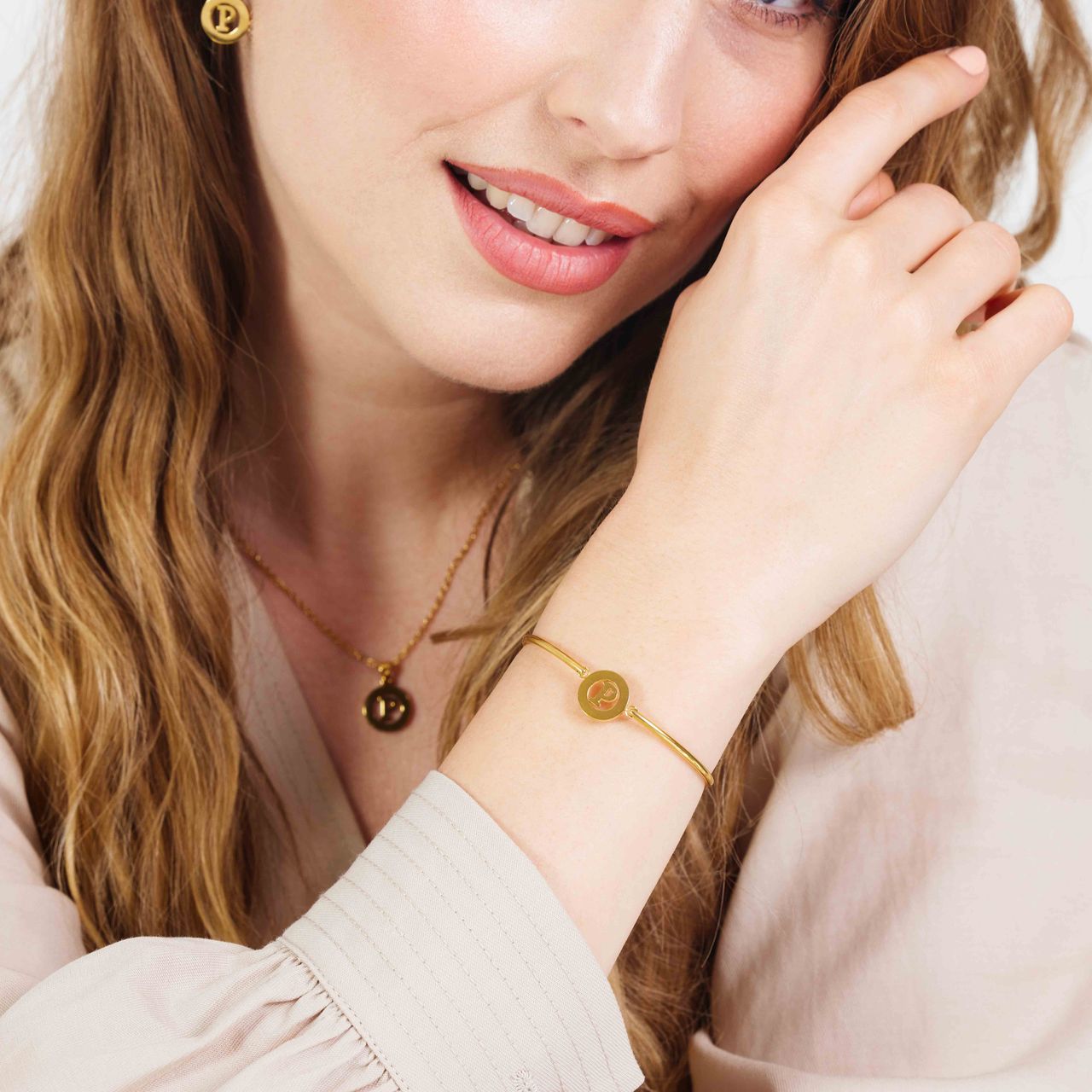 Stainless steel goldplated fantasiearmband met letterhanger P voor dames