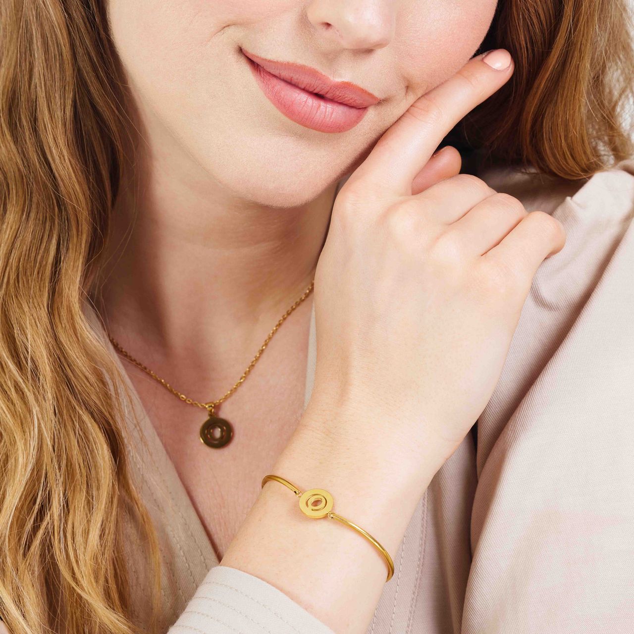 Stalen goldplated armband met letter - Q