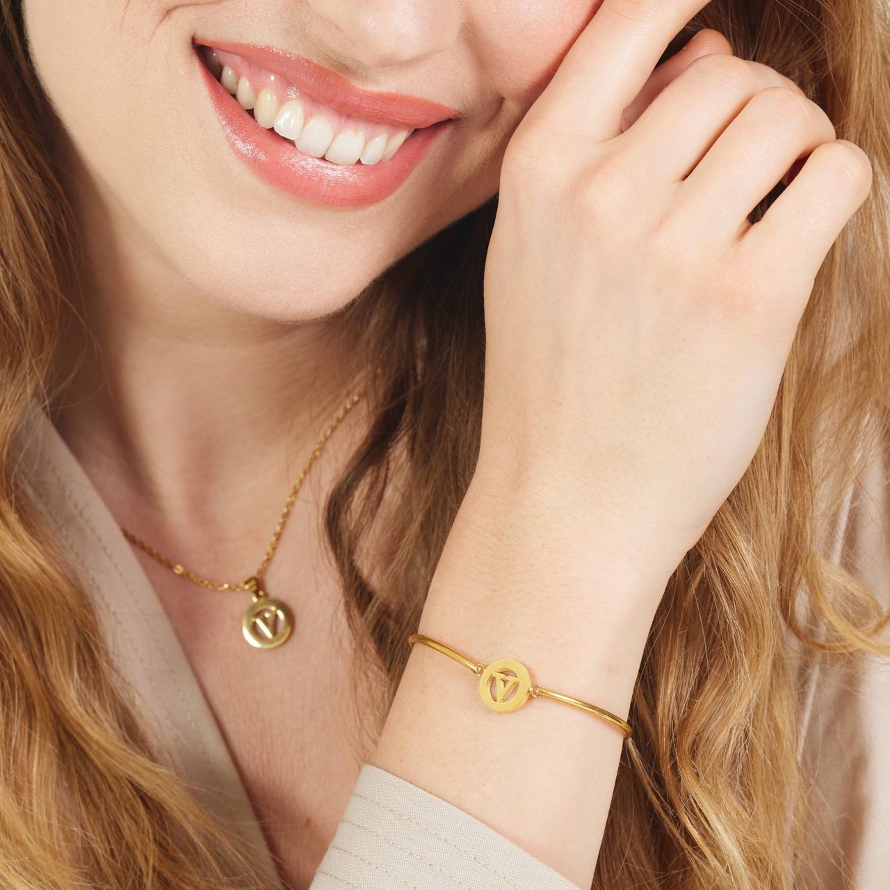 Stainless steel goldplated fantasiearmband met letterhanger V voor dames