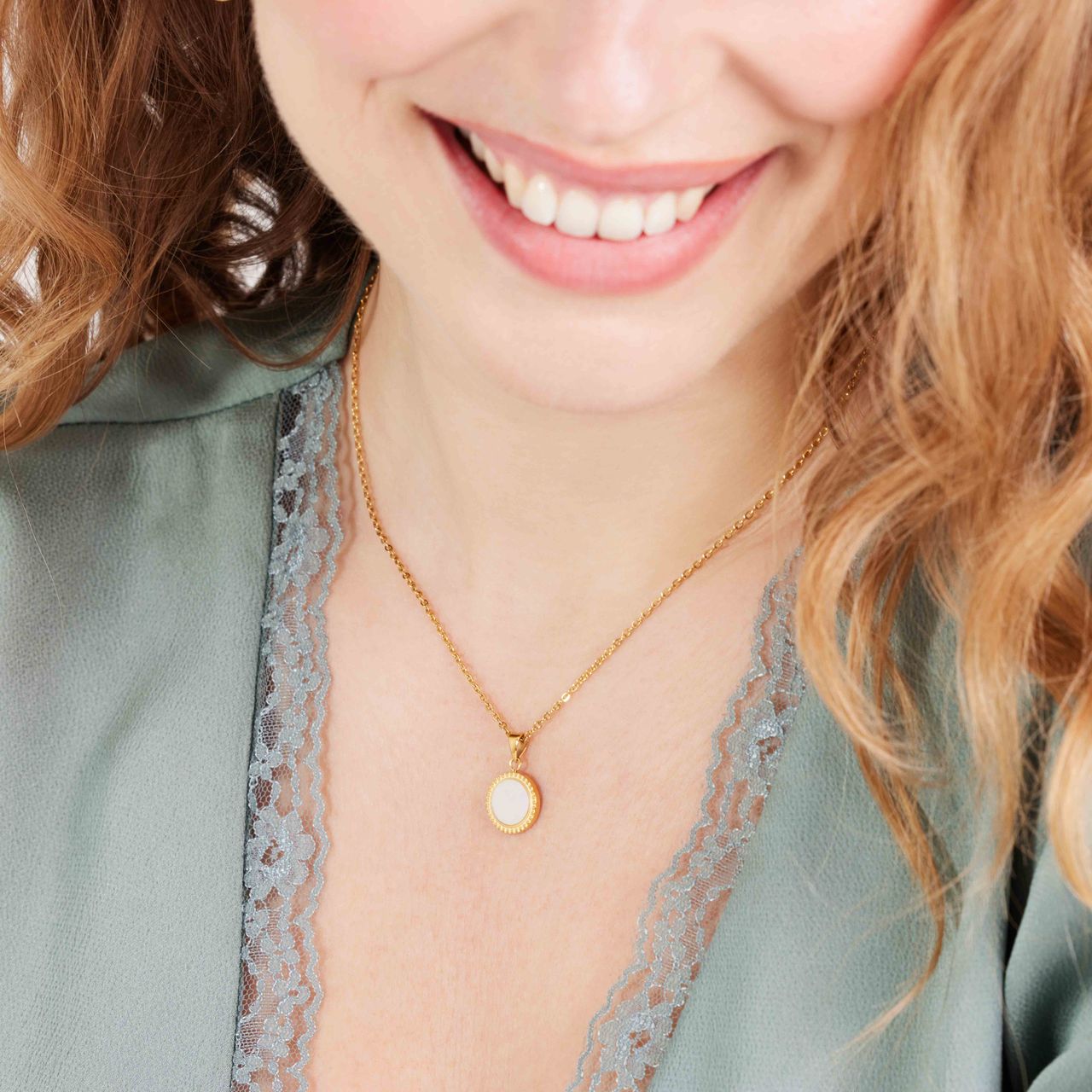 Stainless steel goldplated oorbellen met parelmoer