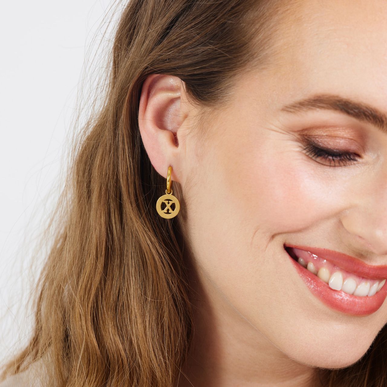 Stainless steel goldplated oorbellen met letter - X