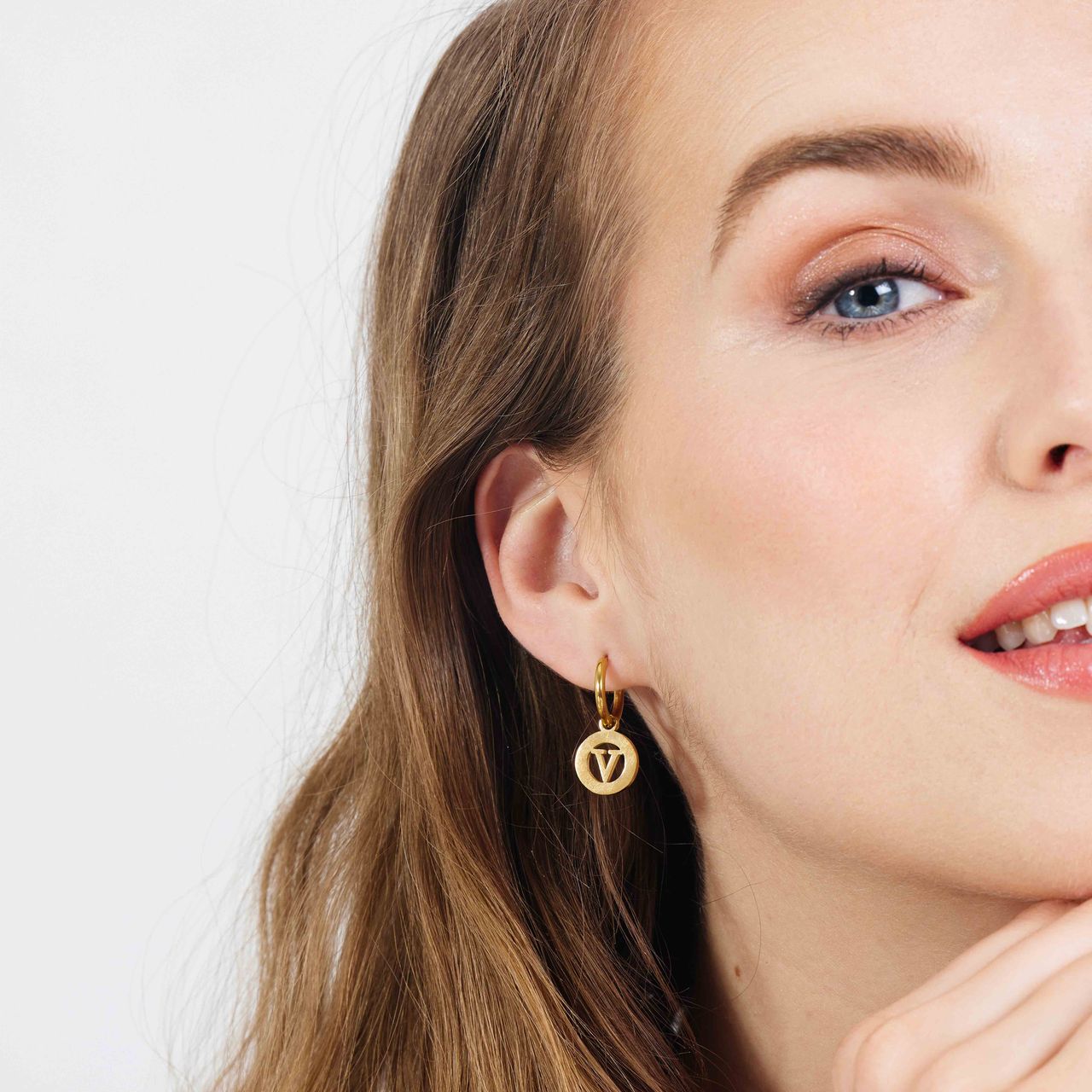 Stainless steel goldplated oorringen met letterhanger V voor dames