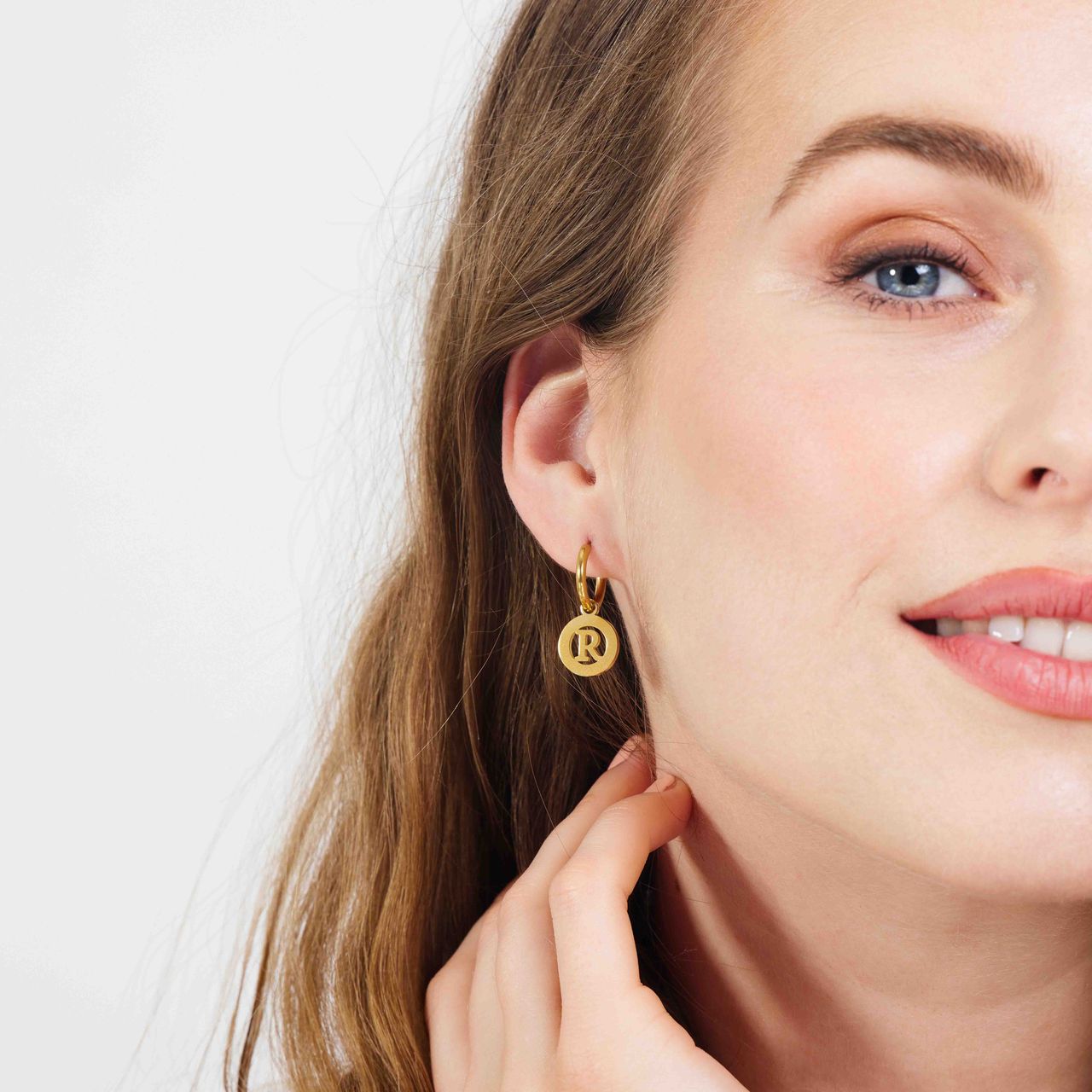 Stainless steel goldplated oorringen met letterhanger R voor dames