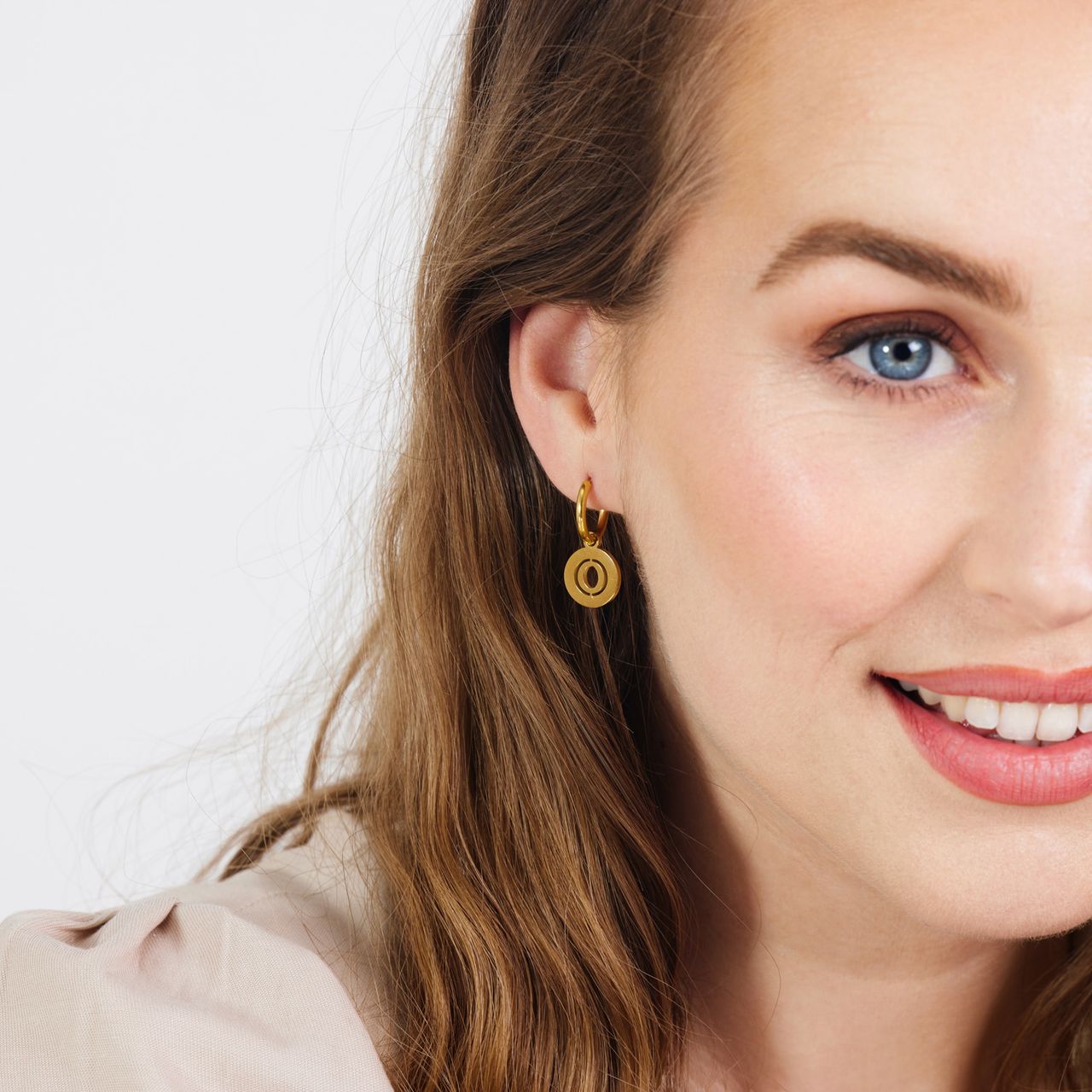 Stainless steel goldplated oorringen met letterhanger O voor dames