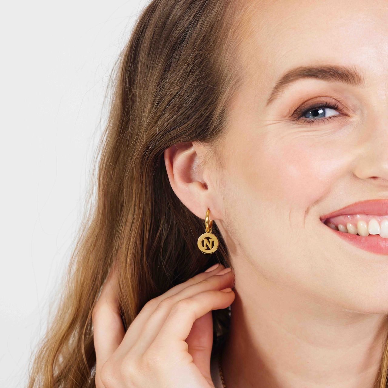 Stainless steel goldplated oorringen met letterhanger N voor dames