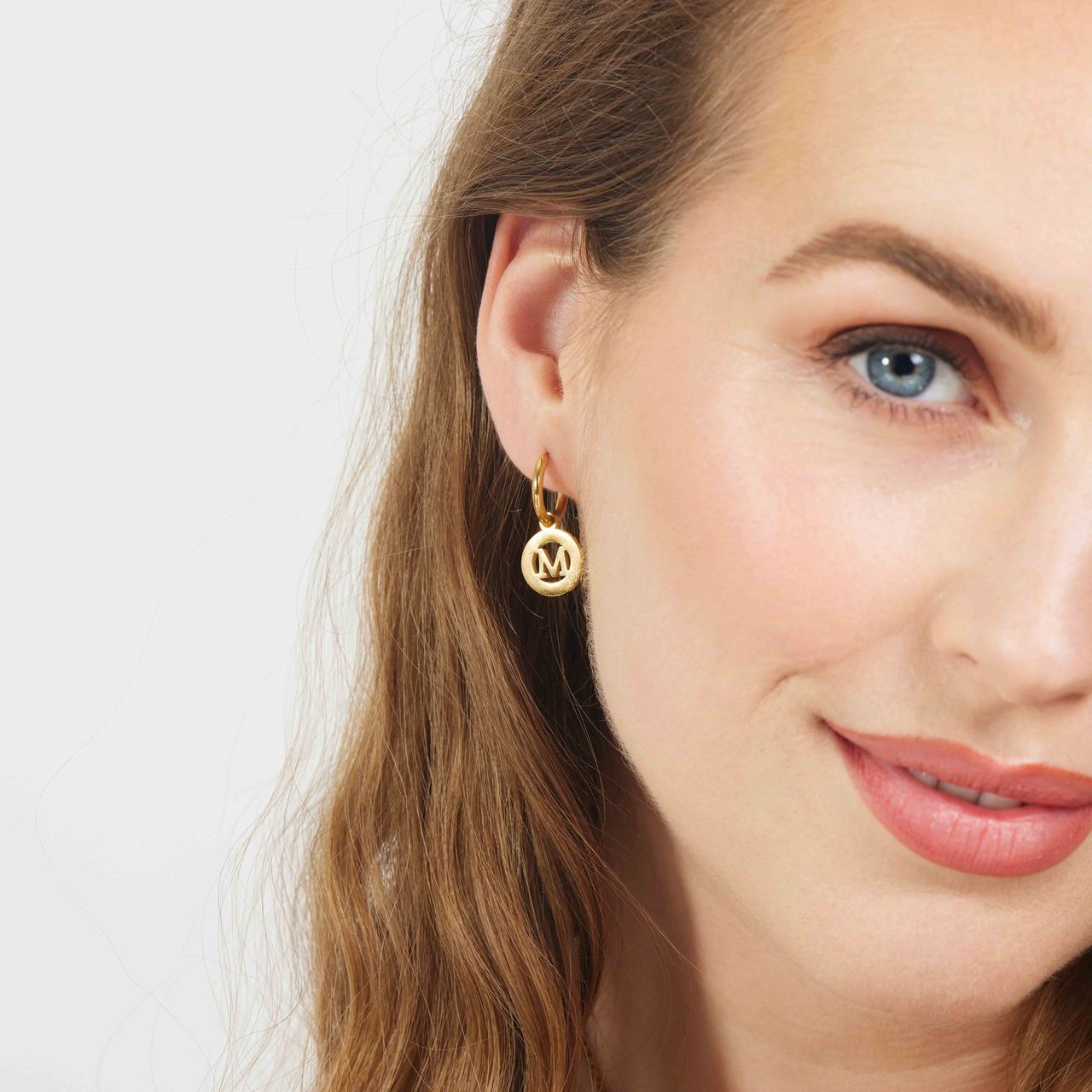 Stainless steel goldplated oorringen met letterhanger M voor dames