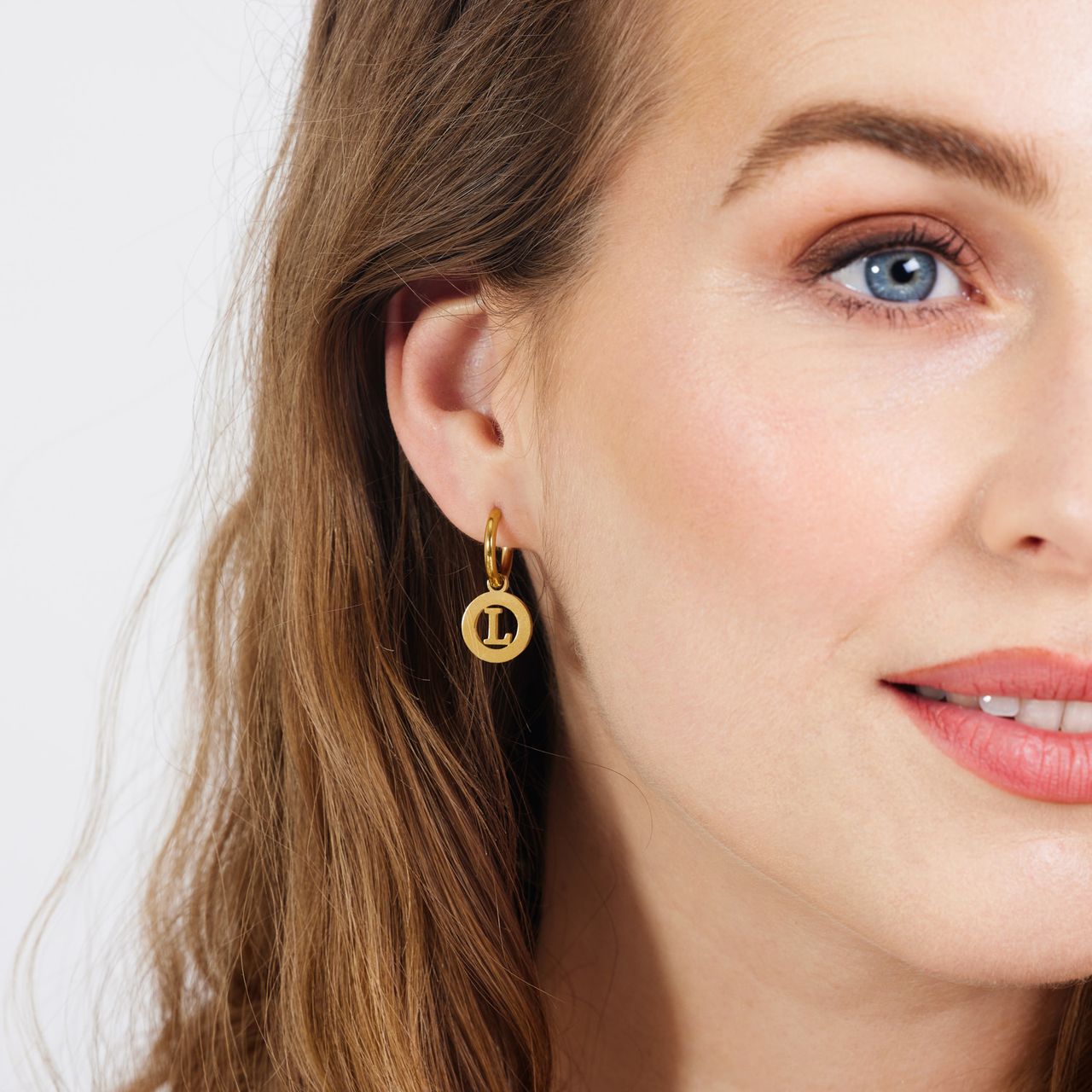 Stainless steel goldplated oorringen met letterhanger L voor dames
