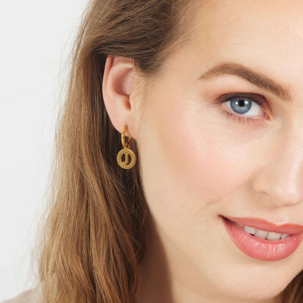 Stainless steel goldplated oorringen met letterhanger J voor dames