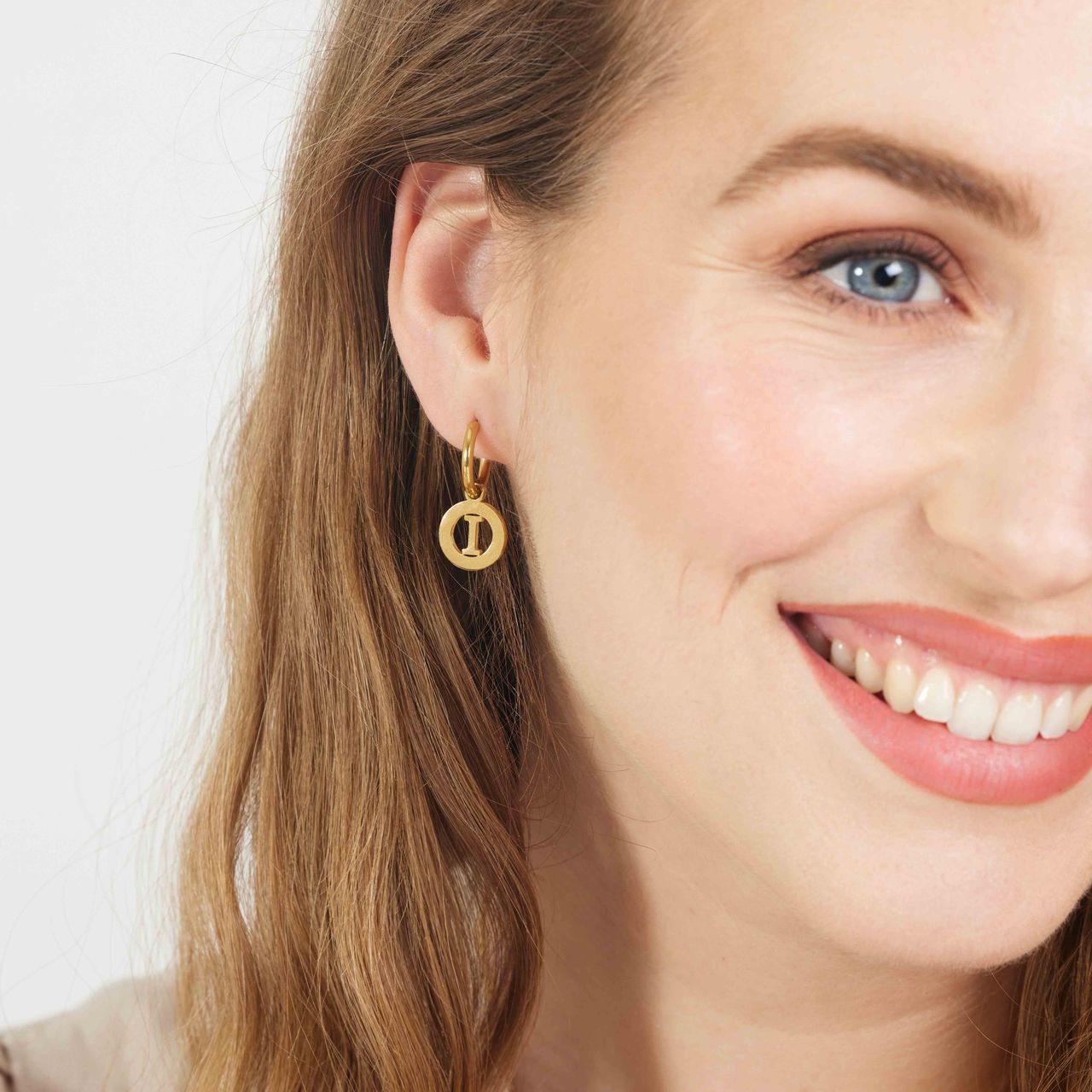 Stainless steel goldplated oorringen met letterhanger I voor dames