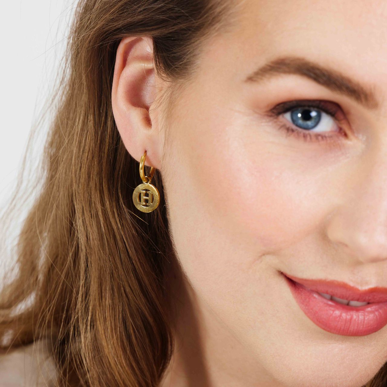 Stalen goldplated oorbellen met letter - H