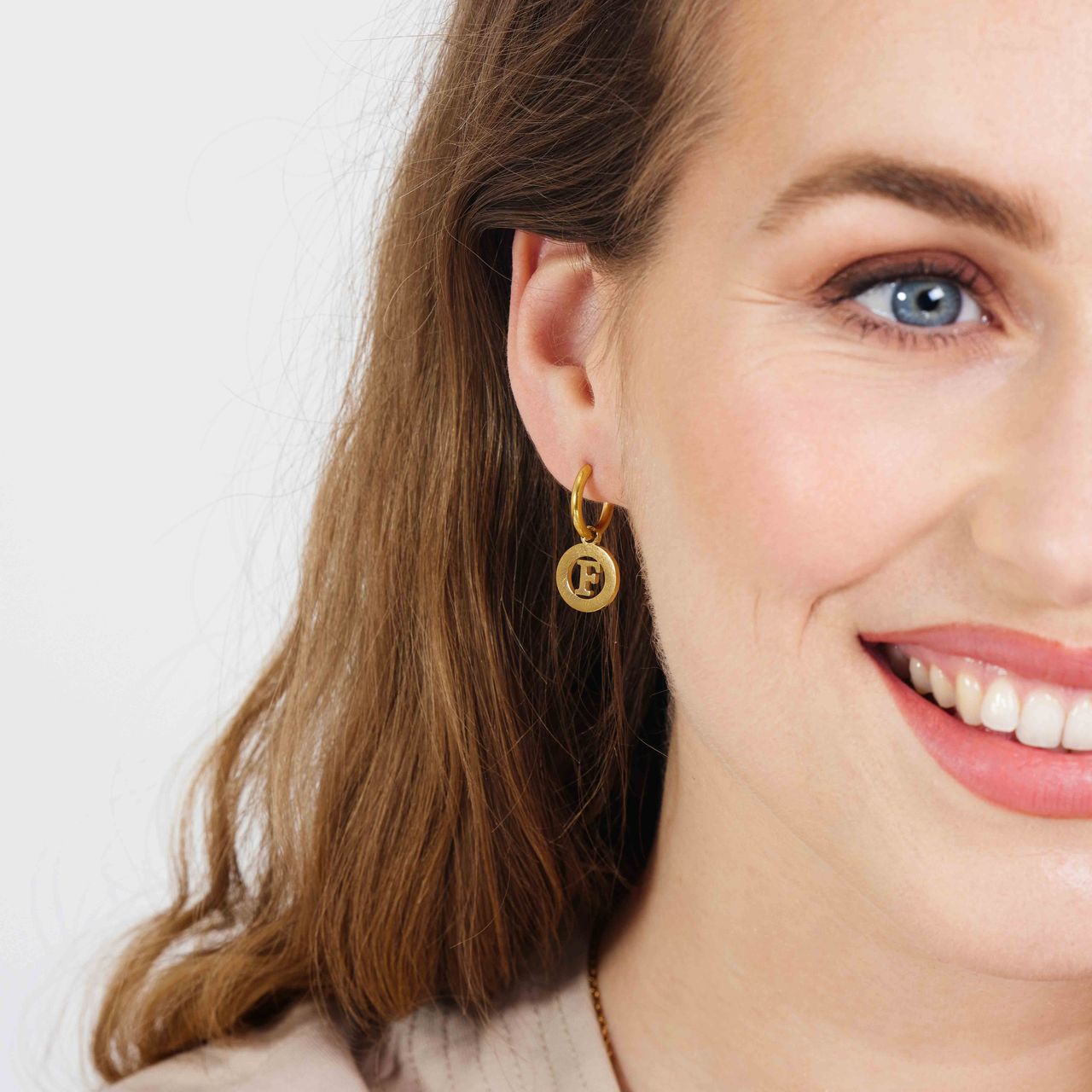 Stainless steel goldplated oorringen met letterhanger F voor dames