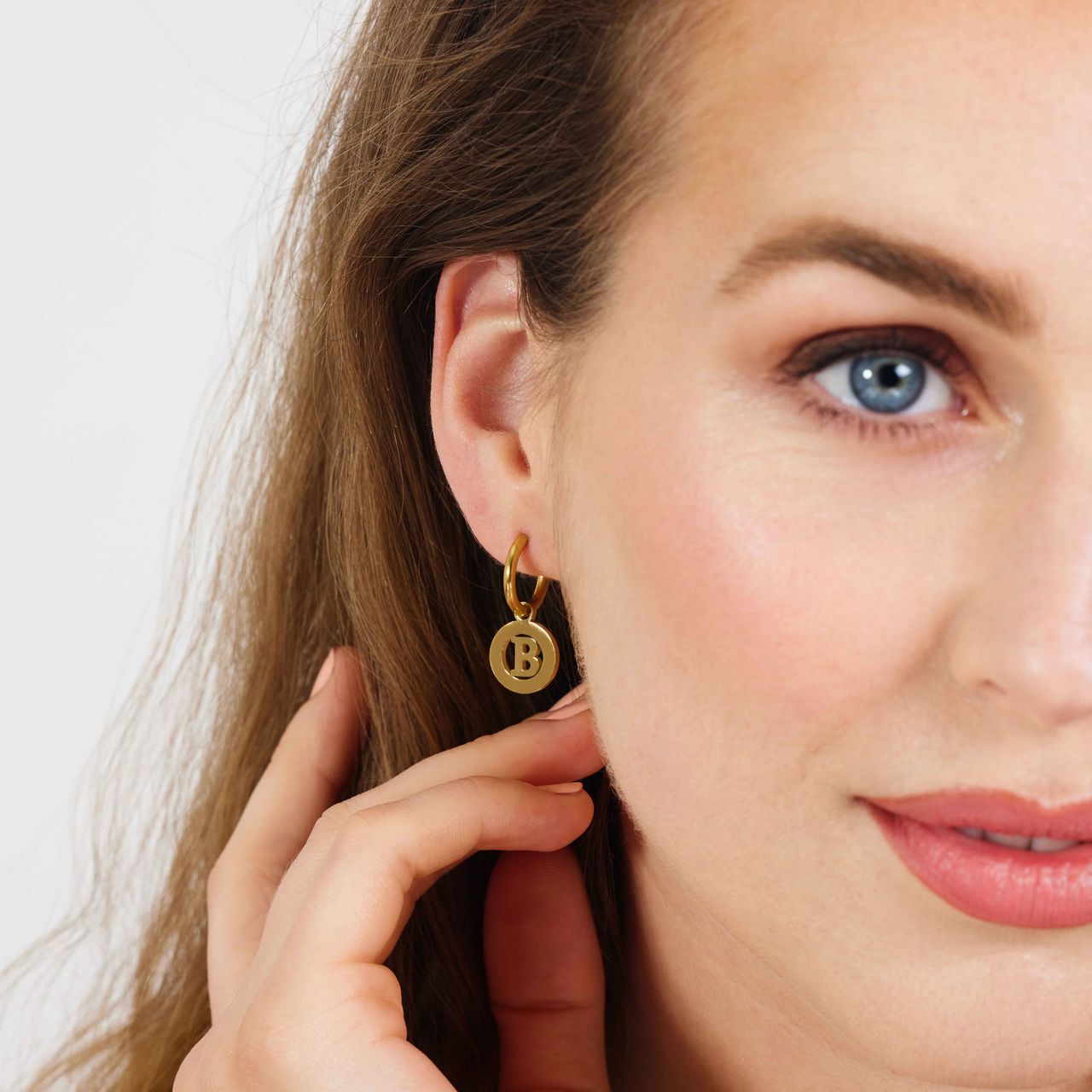 Stalen goldplated oorbellen met letter - B