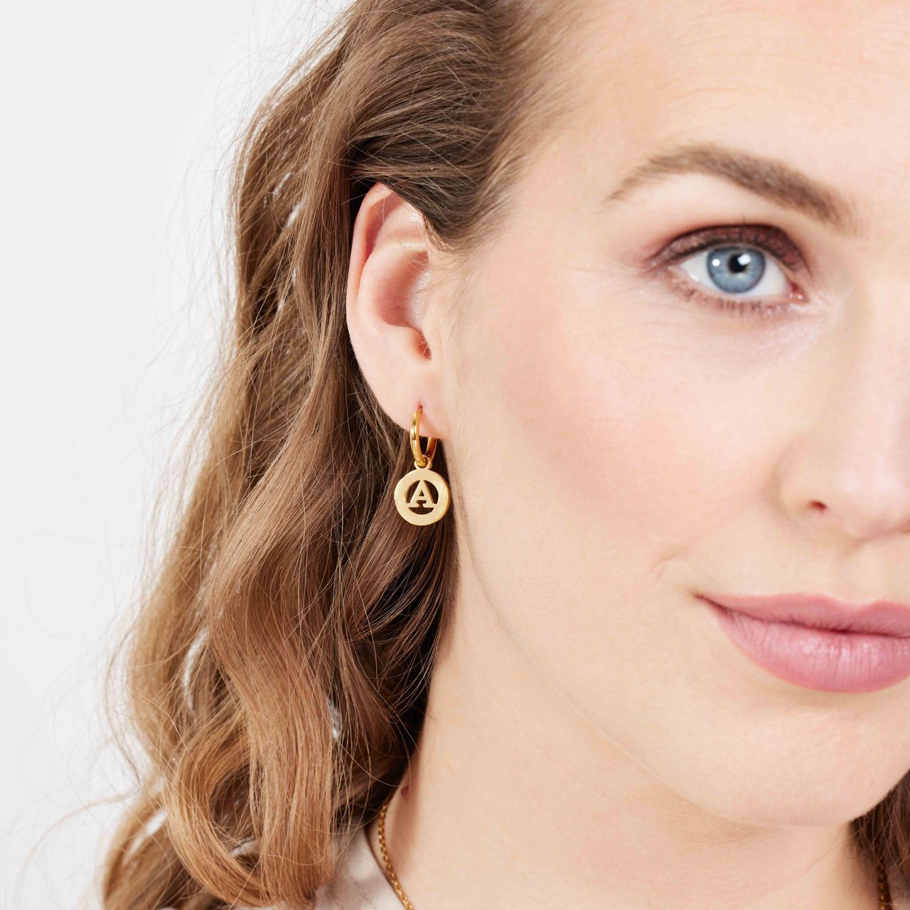 Stainless steel goldplated oorringen met letterhanger A voor dames