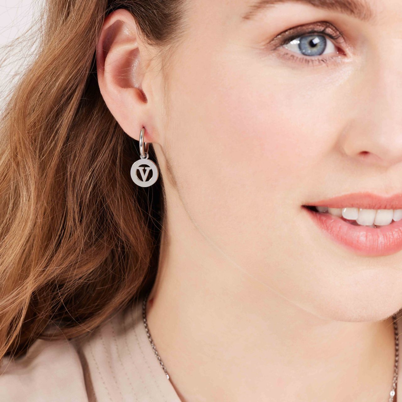 Stainless steel oorbellen met letter - V
