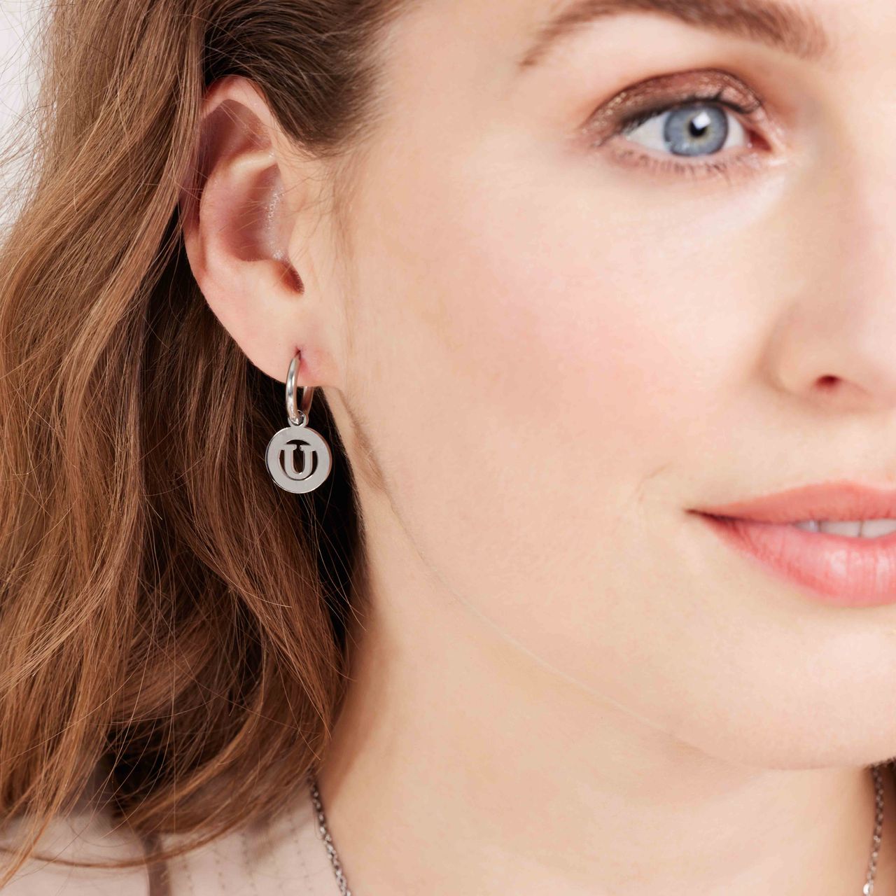 Stainless steel oorbellen met letter - U