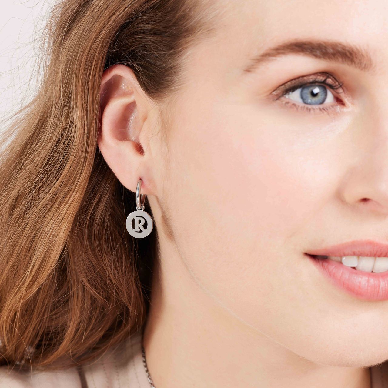 Stainless steel oorbellen met letter - R