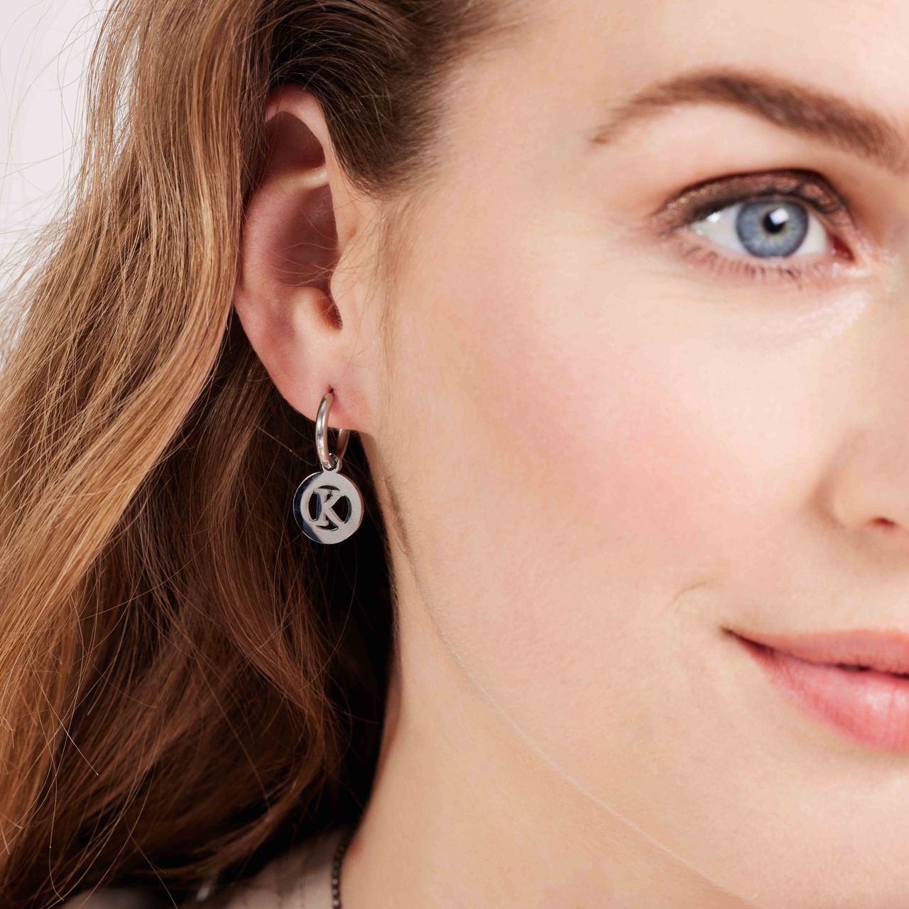 Stainless steel oorbellen met letter - K