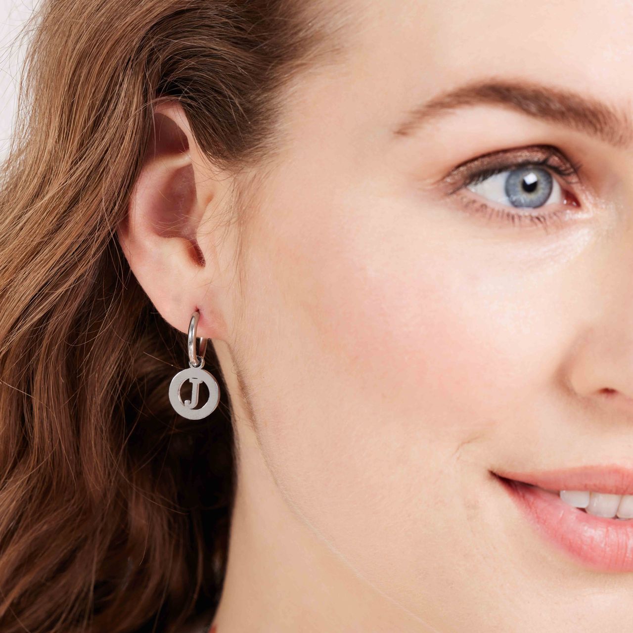 Stainless steel oorbellen met letter - J