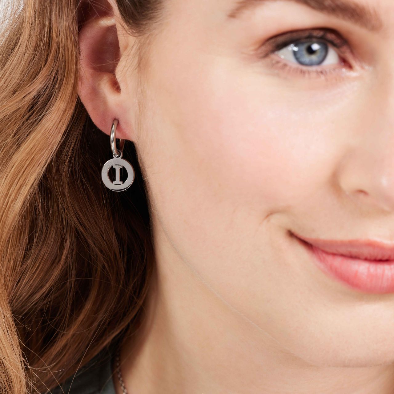 Stainless steel oorbellen met letter - I