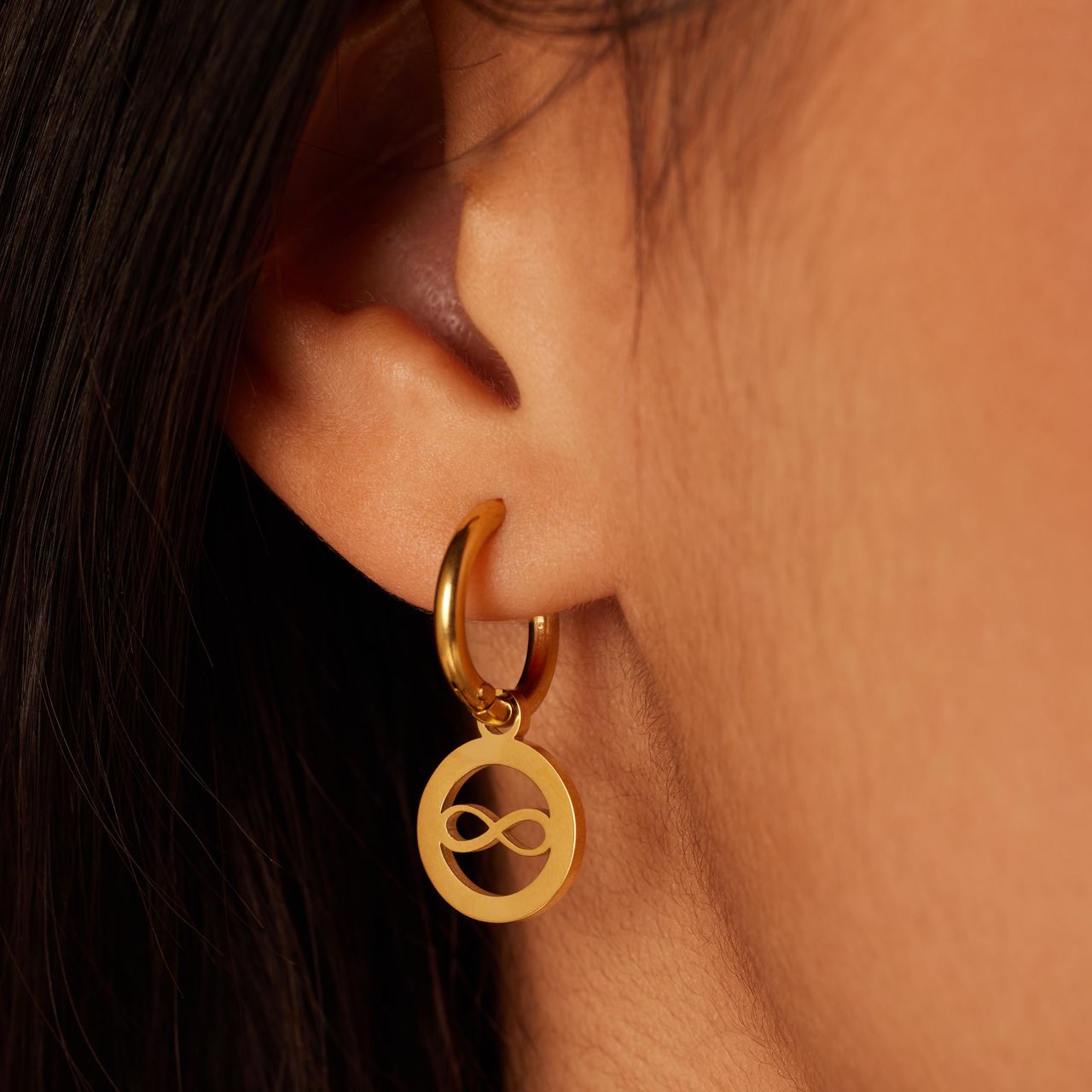 Stalen goldplated oorringen met hanger open infinity voor dames