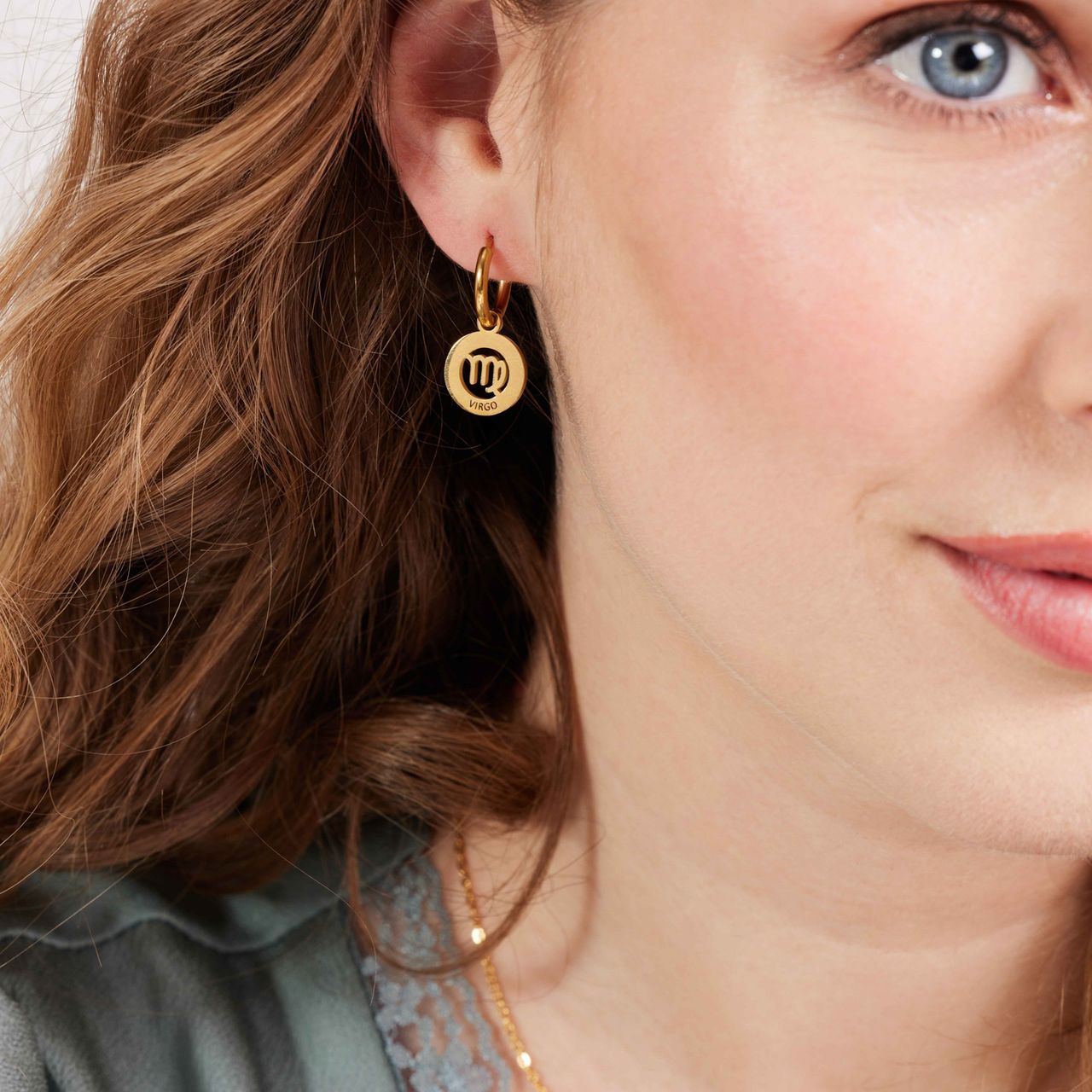 Stainless steel goldplated oorbellen met sterrenbeeld maagd