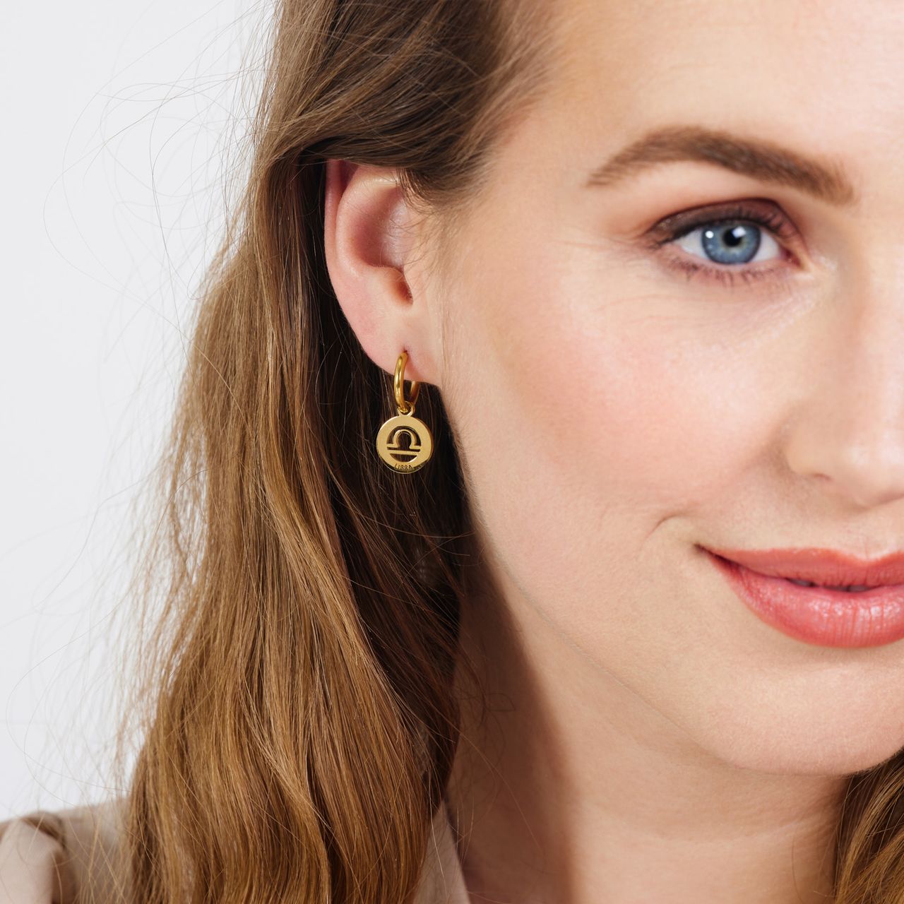 Stalen goldplated oorbellen met sterrenbeeld weegschaal