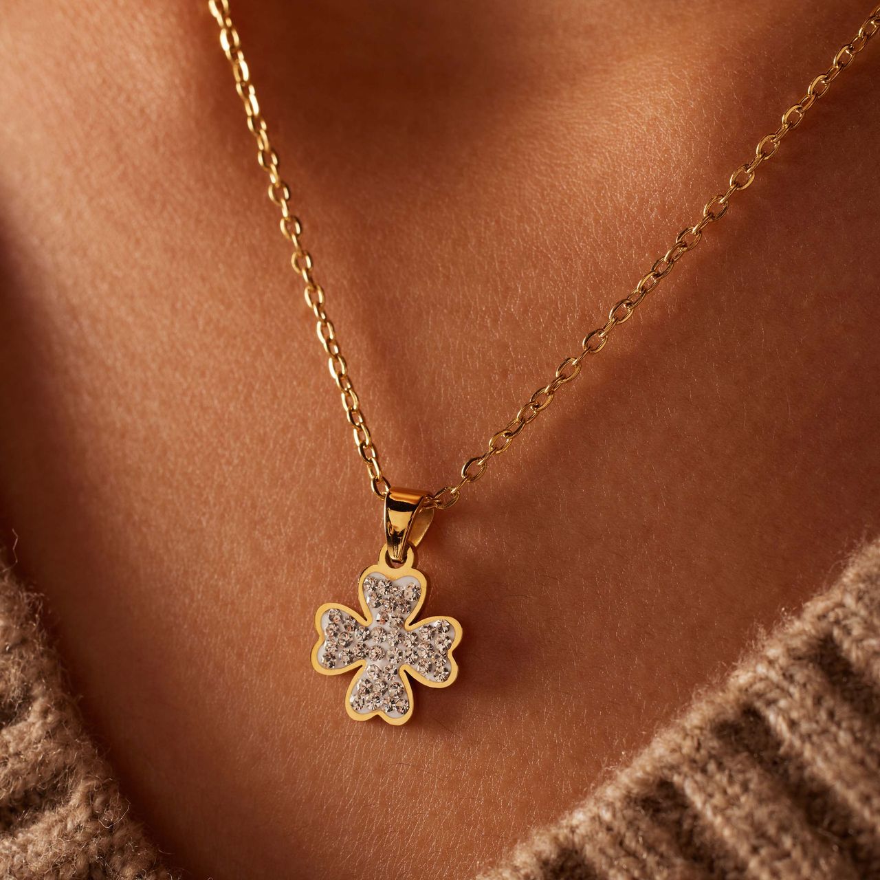 Stalen goldplated ketting met hanger klaver met kristal voor dames