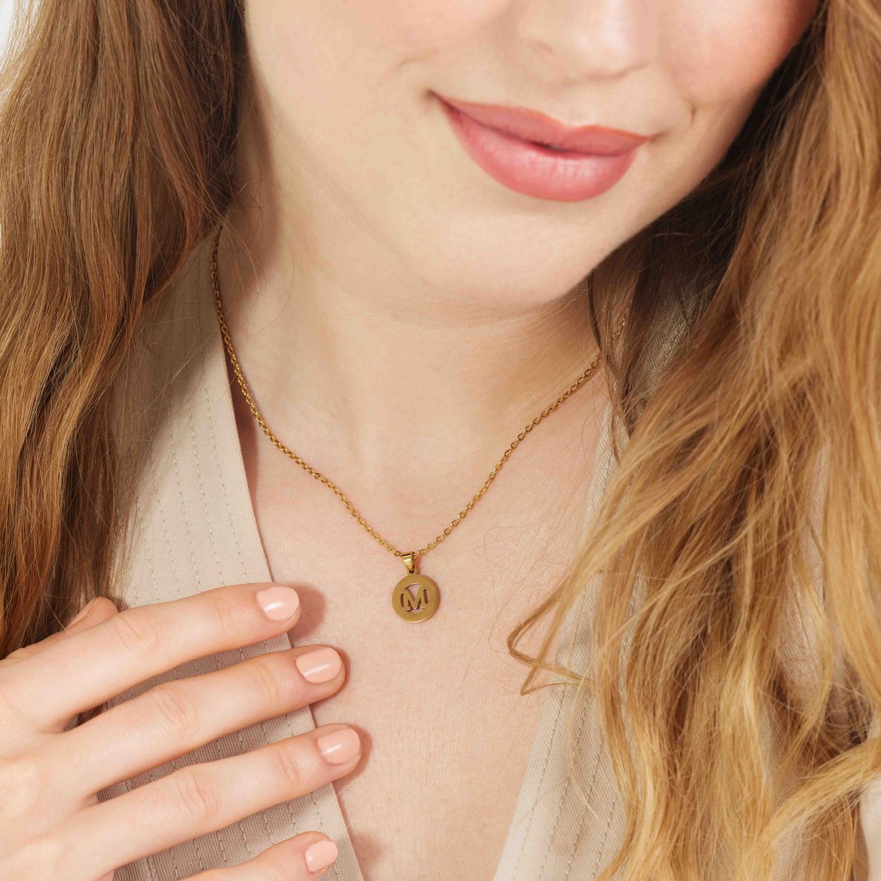 Stalen goldplated ketting met letterhanger M voor dames