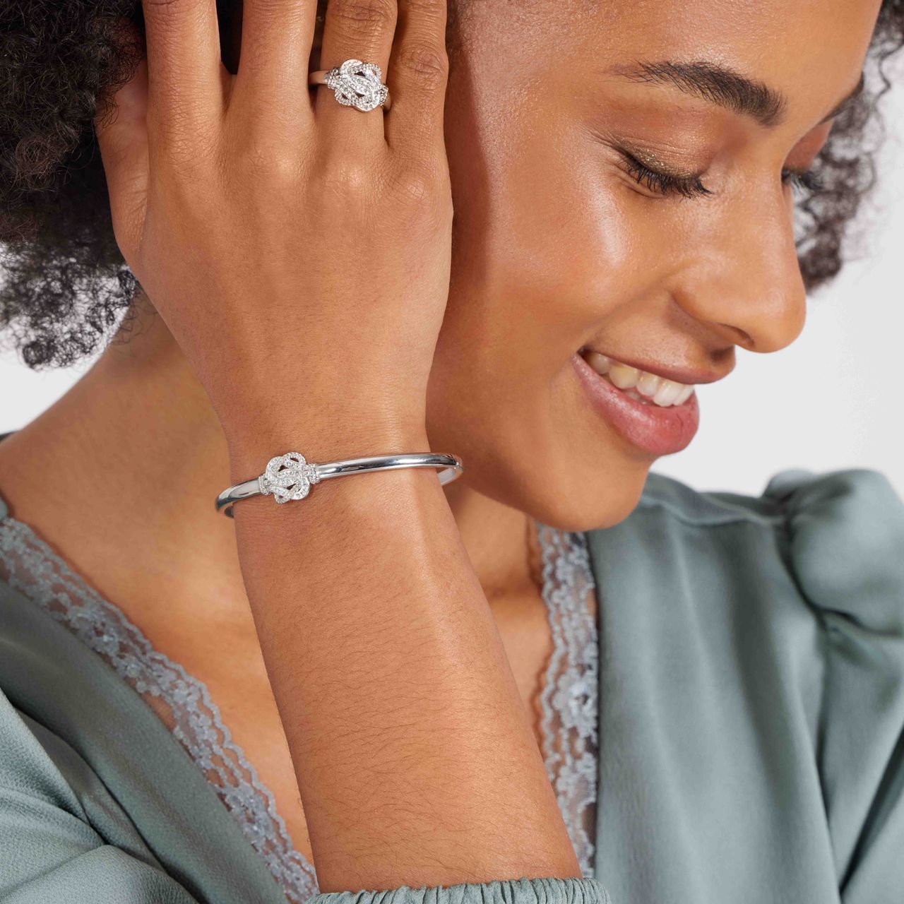 Bangle-Armreif aus recyceltem Edelstahl mit surinamischem Teppichklopfer-Design