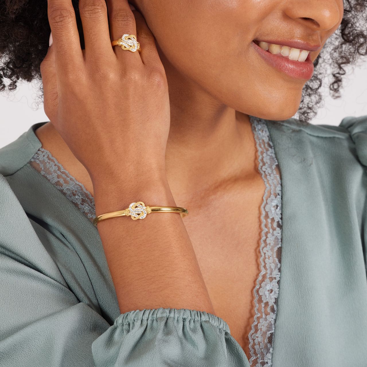 Goldplattierter Bangle-Armreif aus recyceltem Edelstahl mit surinamischem Teppichklopfer-Design