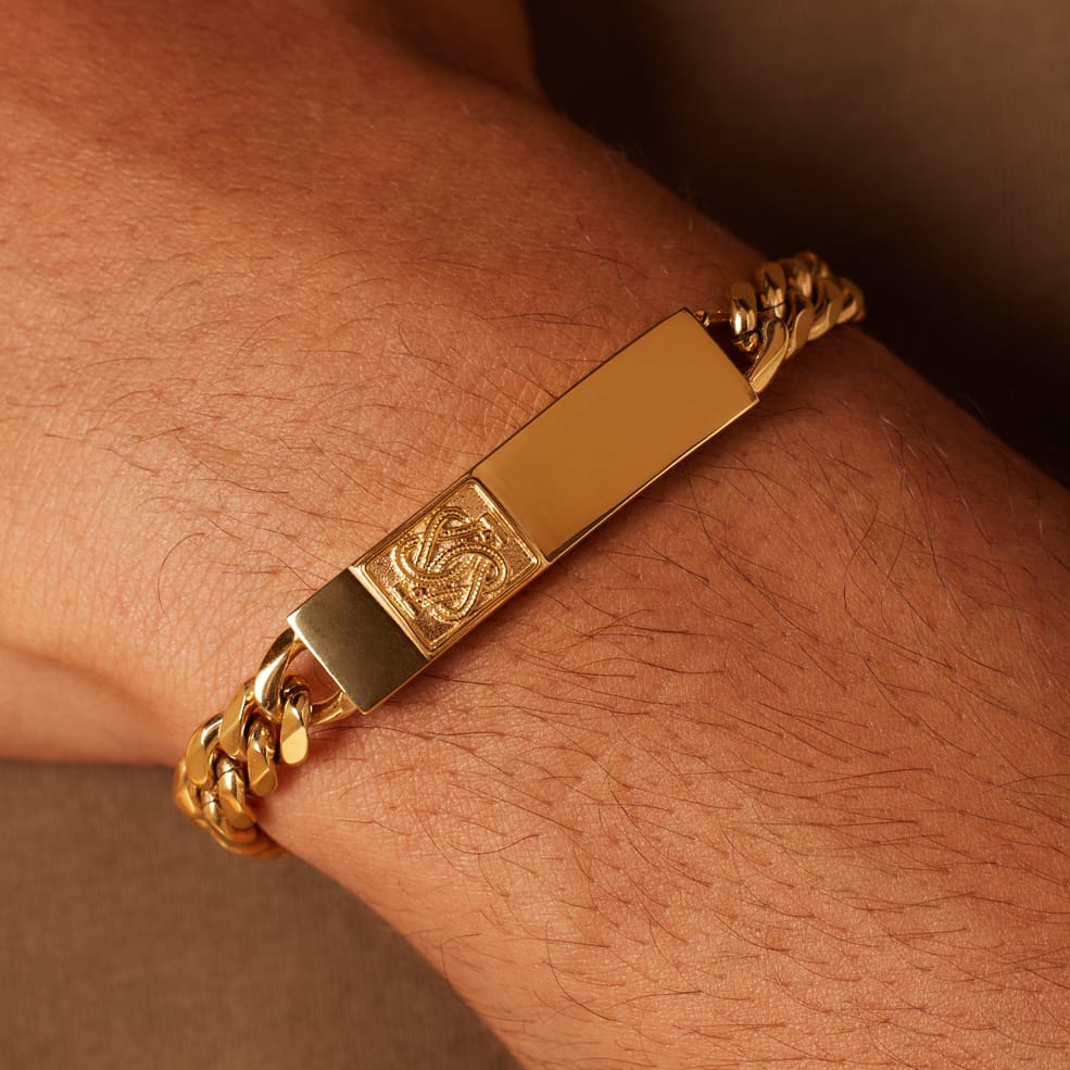 Goldplattiertes Armband aus recyceltem Edelstahl mit surinamischem Teppichklopfer-Design