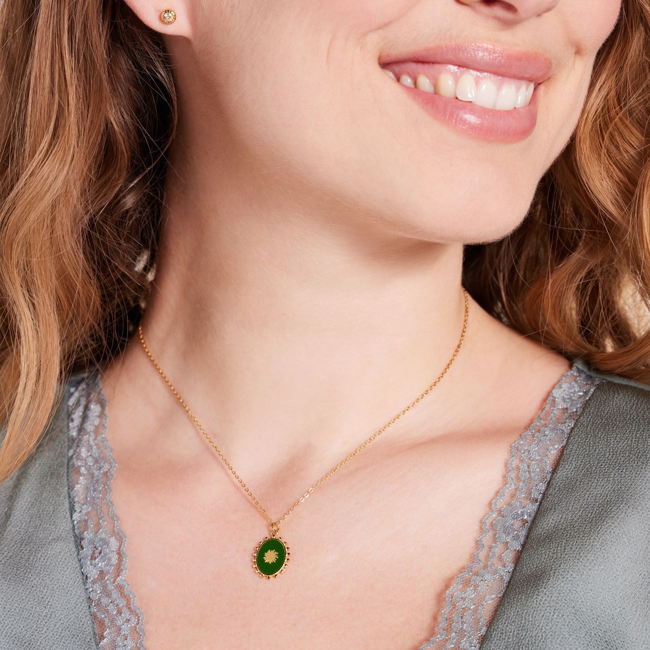 Myla stainless steel goldplated ketting met groene ovale munt voor dames