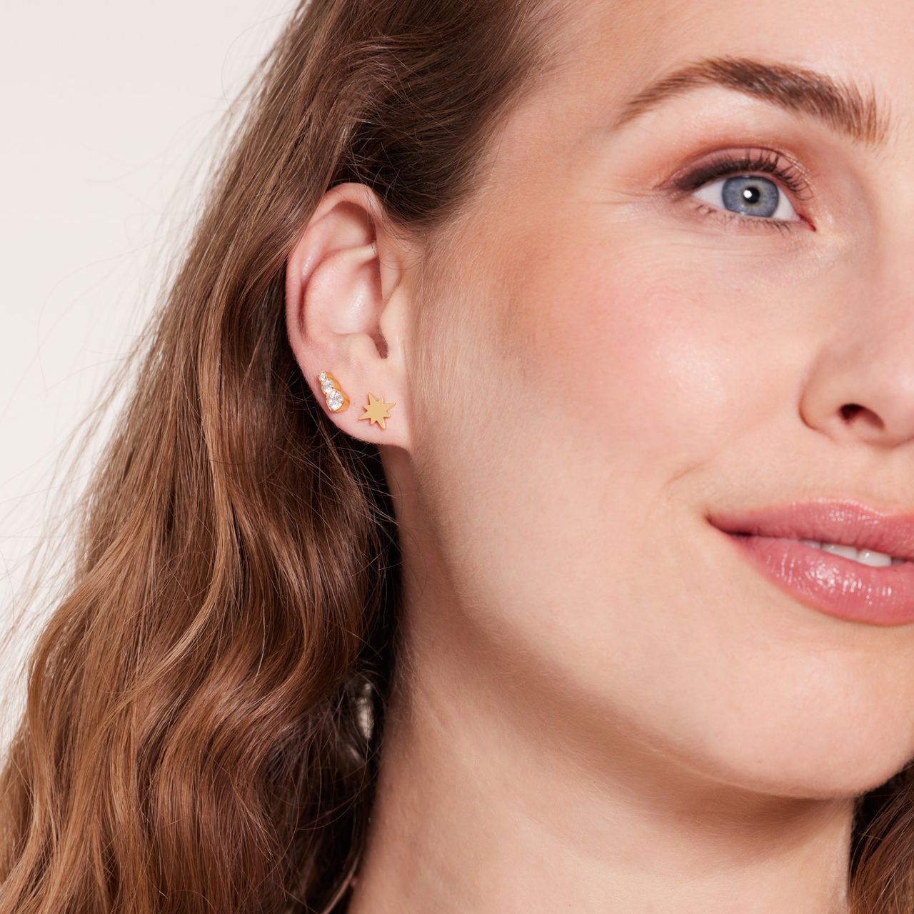 Stalen goldplated oorbellen driehoek met zirkonia